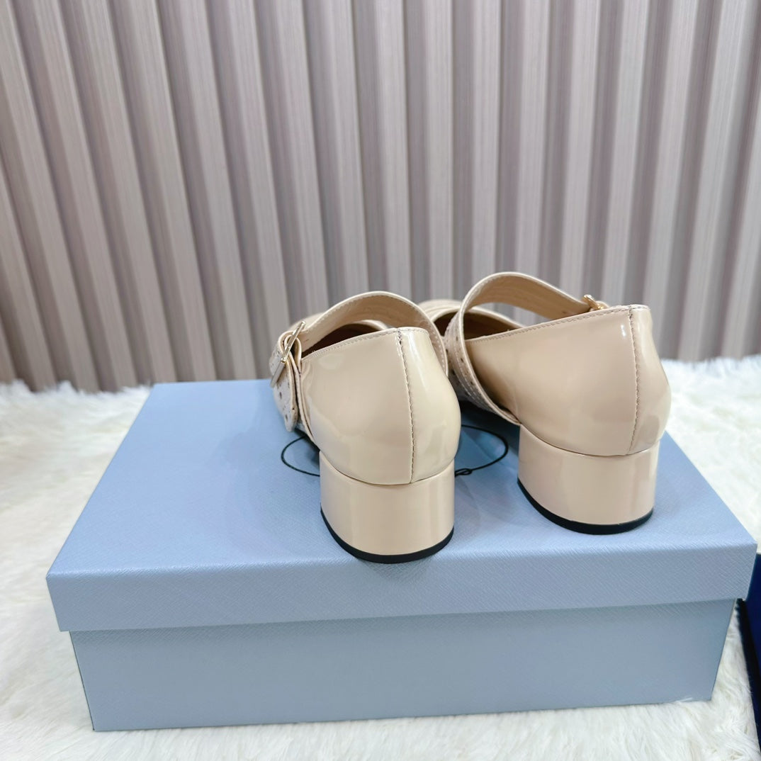 PRADA 26S ROUND TOE MARY JANE 40MM IN BEIGE PATENT CALFSKIN WITH STUD DETAIL