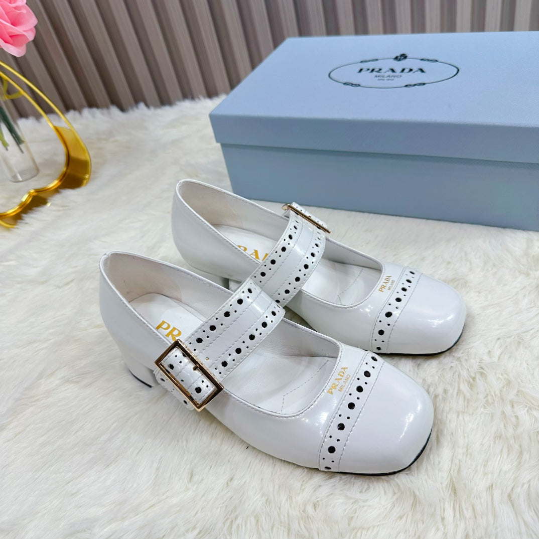 PRADA 26S ROUND TOE MARY JANE 40MM IN WHITE PATENT CALFSKIN WITH STUD DETAIL