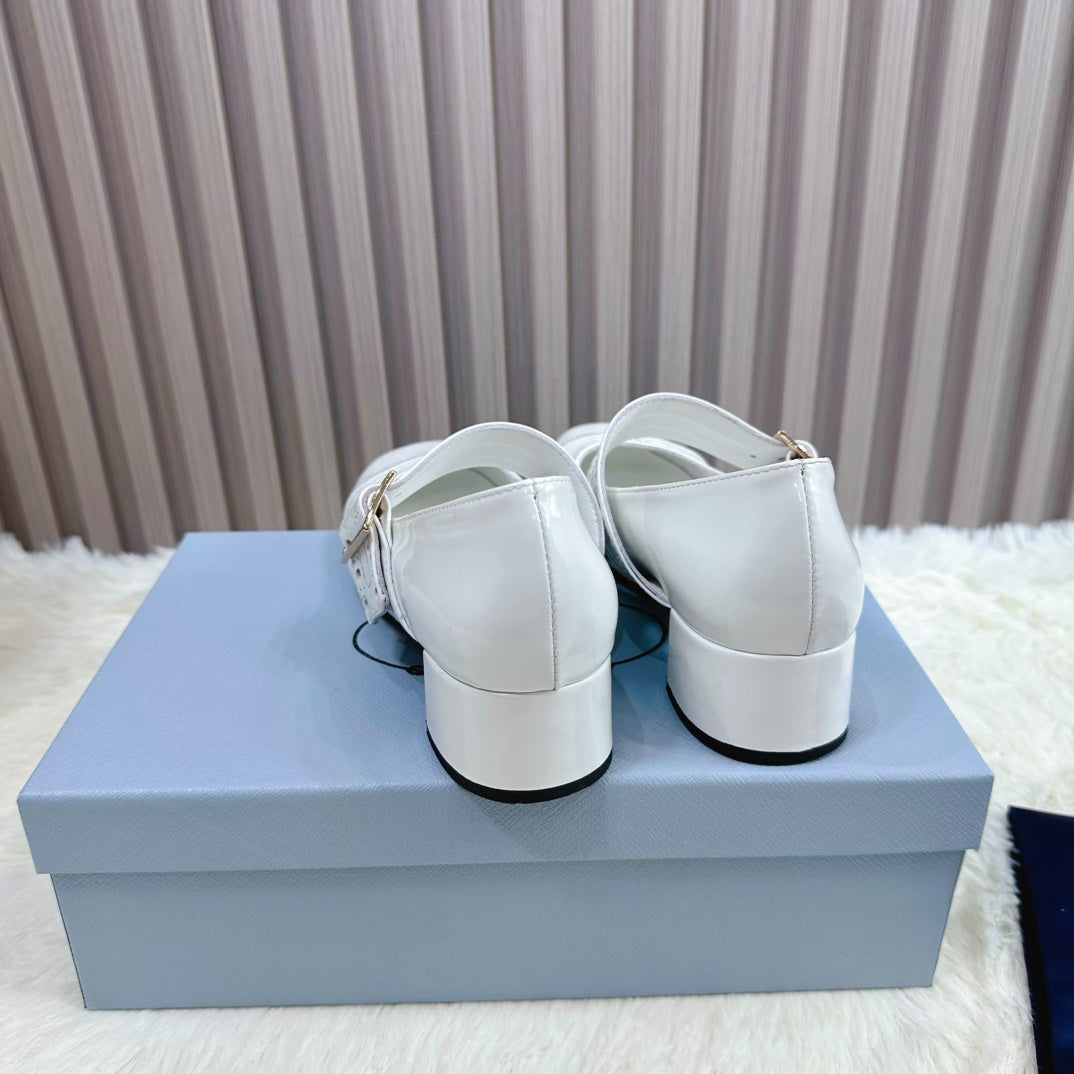 PRADA 26S ROUND TOE MARY JANE 40MM IN WHITE PATENT CALFSKIN WITH STUD DETAIL