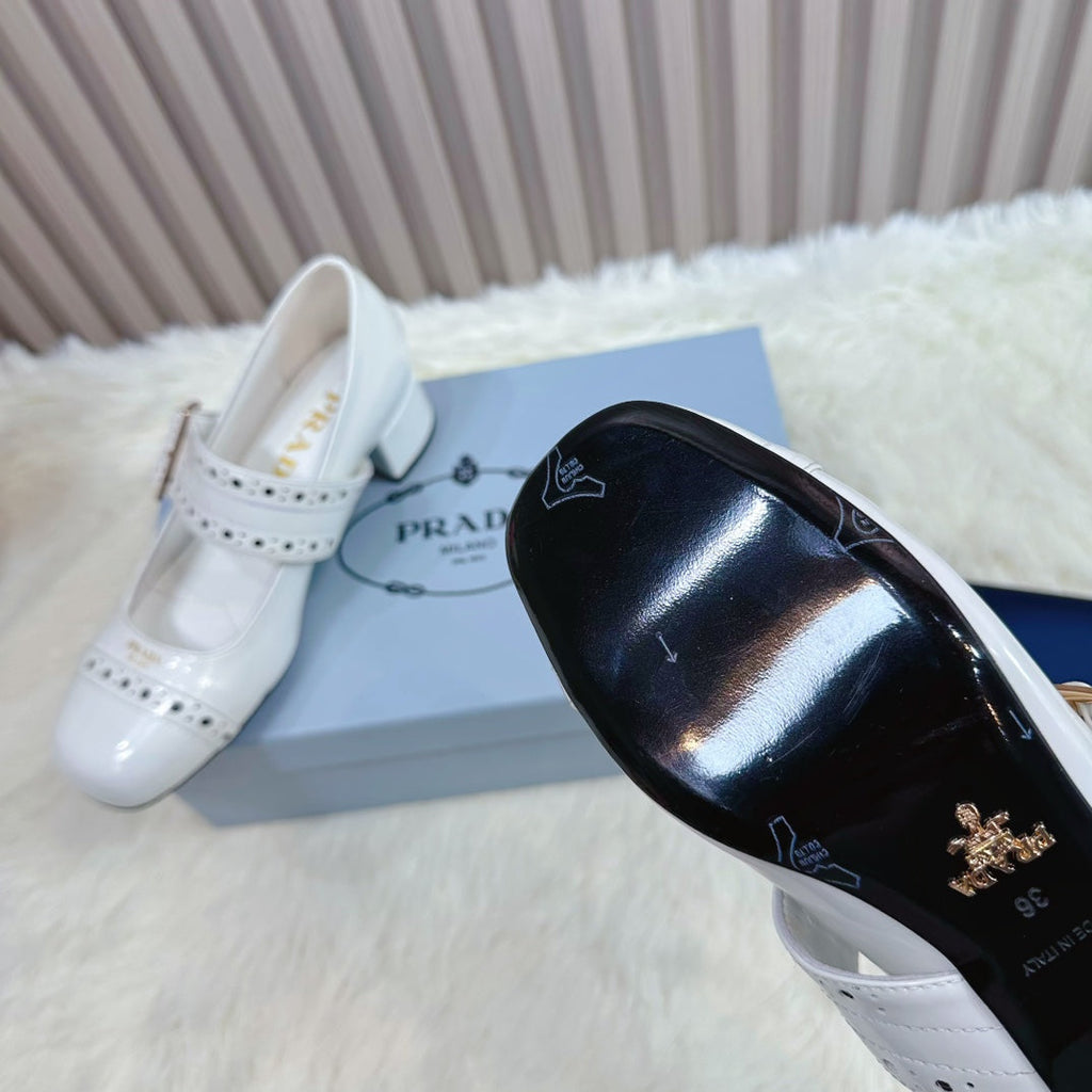 PRADA 26S ROUND TOE MARY JANE 40MM IN WHITE PATENT CALFSKIN WITH STUD DETAIL