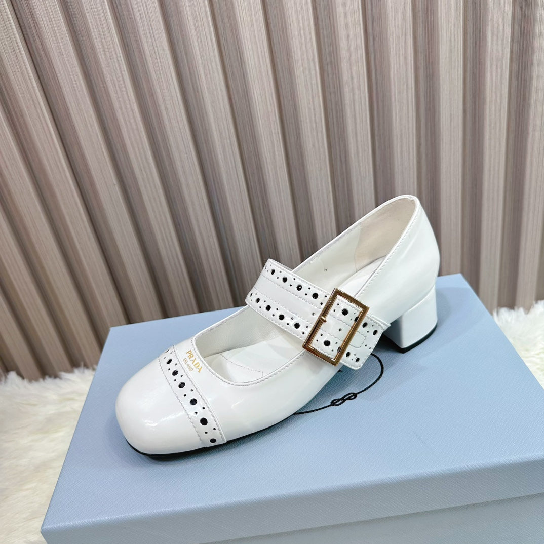 PRADA 26S ROUND TOE MARY JANE 40MM IN WHITE PATENT CALFSKIN WITH STUD DETAIL