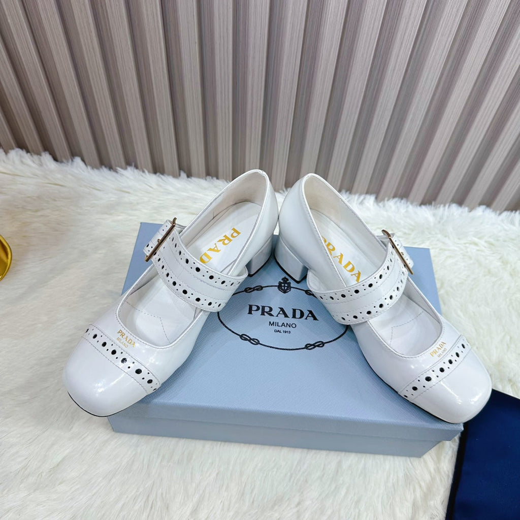 PRADA 26S ROUND TOE MARY JANE 40MM IN WHITE PATENT CALFSKIN WITH STUD DETAIL