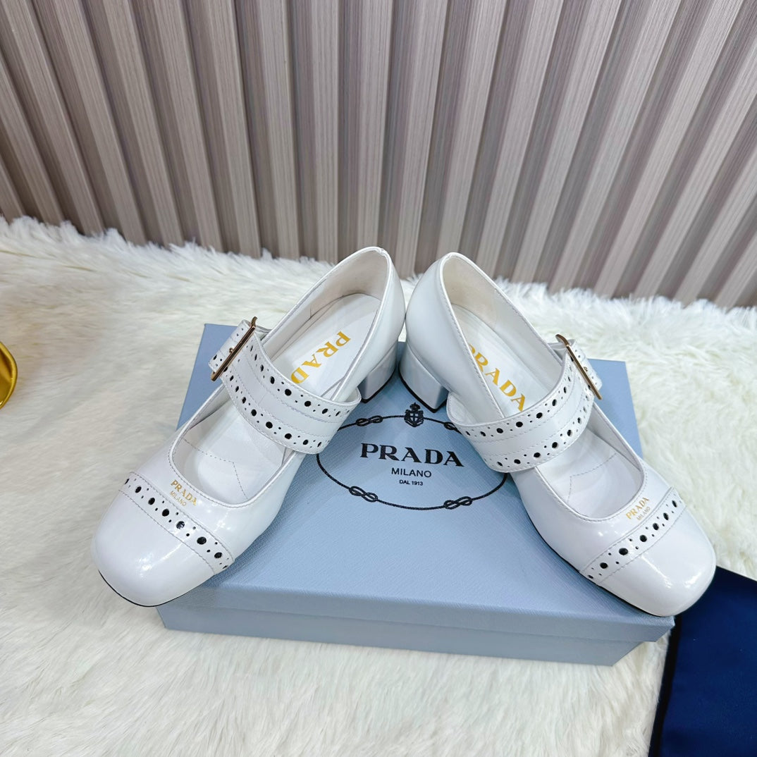 PRADA 26S ROUND TOE MARY JANE 40MM IN WHITE PATENT CALFSKIN WITH STUD DETAIL