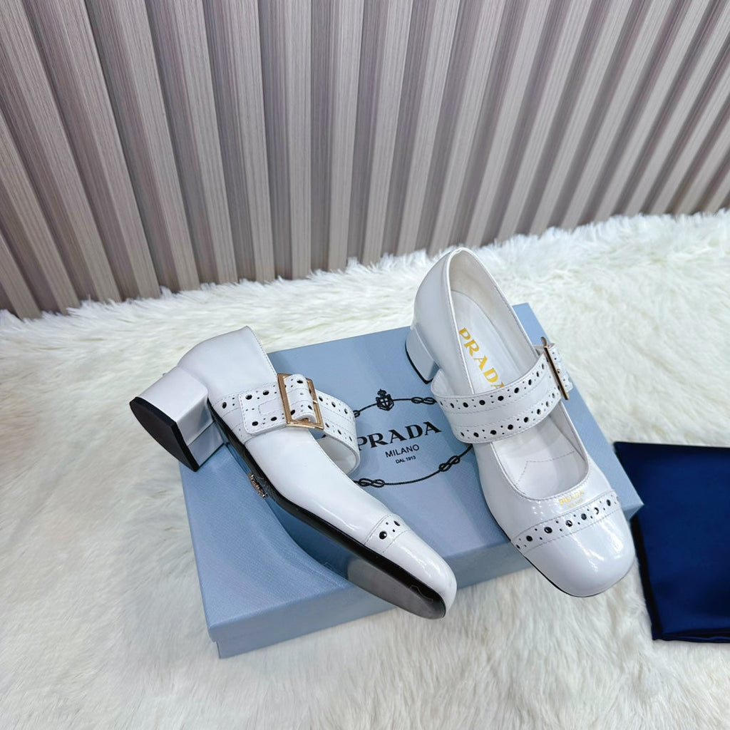 PRADA 26S ROUND TOE MARY JANE 40MM IN WHITE PATENT CALFSKIN WITH STUD DETAIL