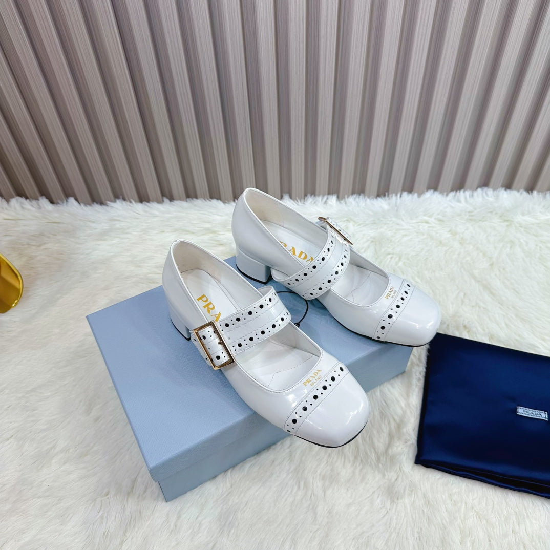 PRADA 26S ROUND TOE MARY JANE 40MM IN WHITE PATENT CALFSKIN WITH STUD DETAIL