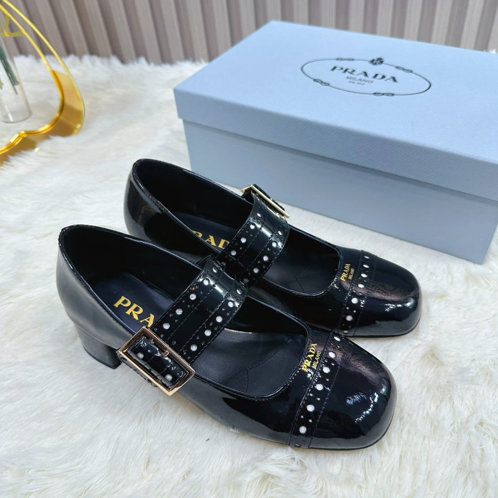 PRADA 26S ROUND TOE MARY JANE 40MM IN BLACK PATENT CALFSKIN WITH STUD DETAIL