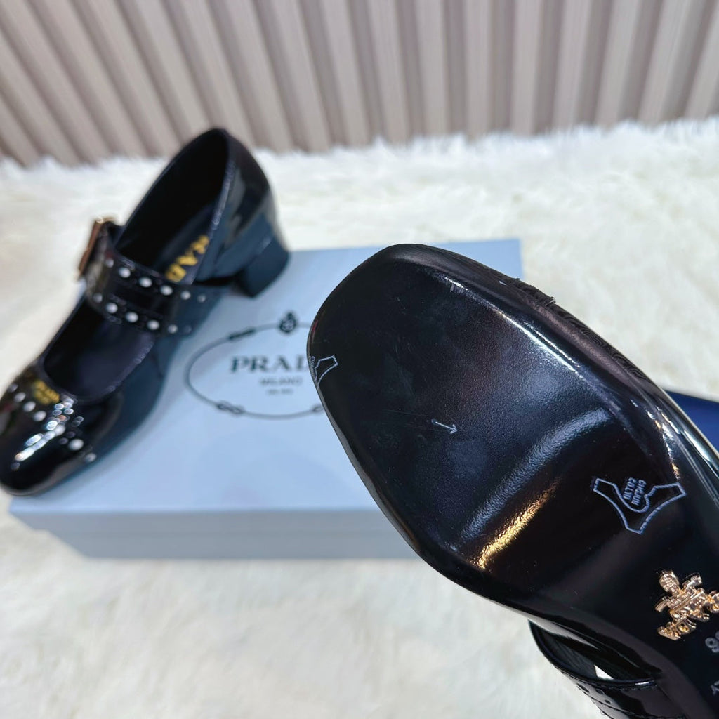 PRADA 26S ROUND TOE MARY JANE 40MM IN BLACK PATENT CALFSKIN WITH STUD DETAIL