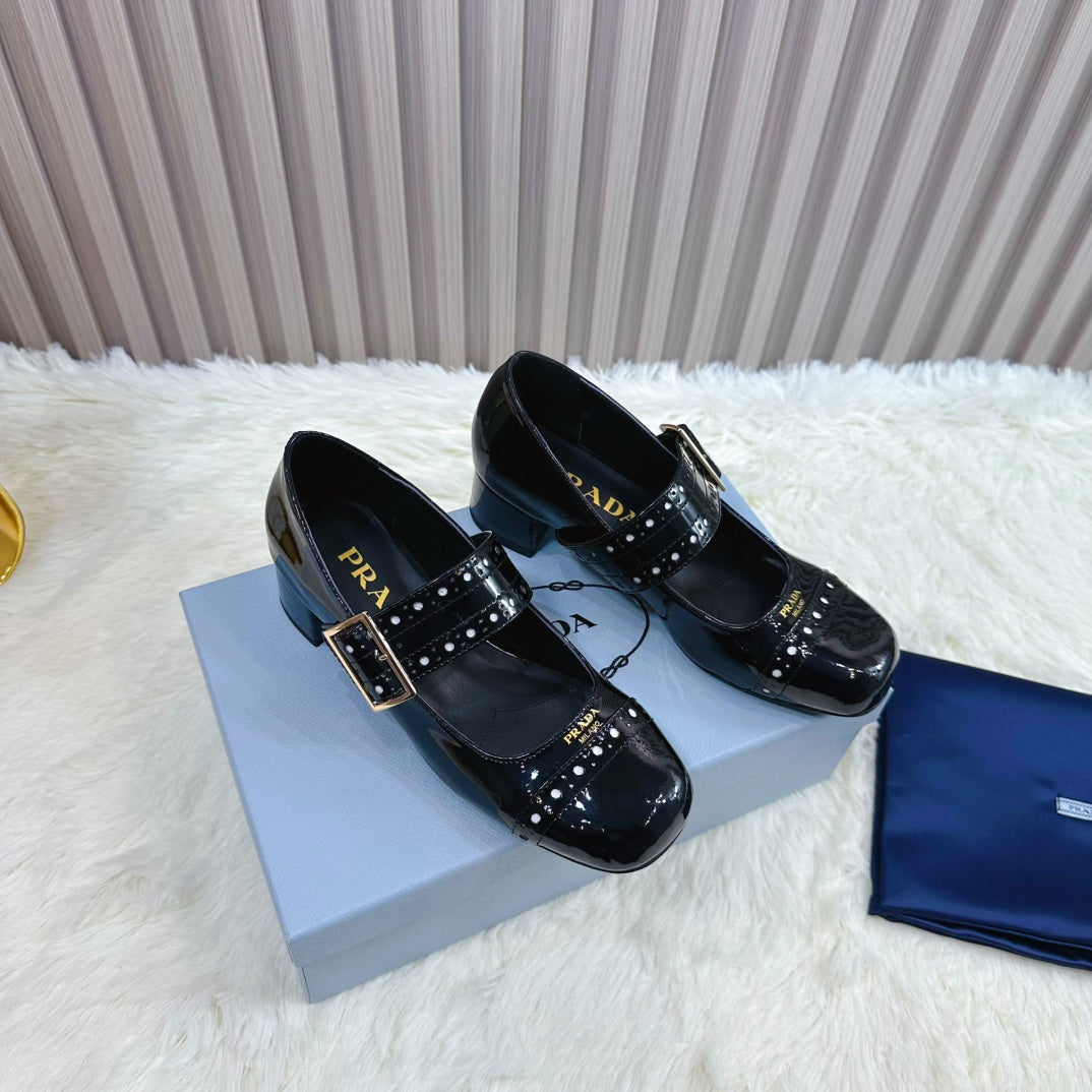 PRADA 26S ROUND TOE MARY JANE 40MM IN BLACK PATENT CALFSKIN WITH STUD DETAIL