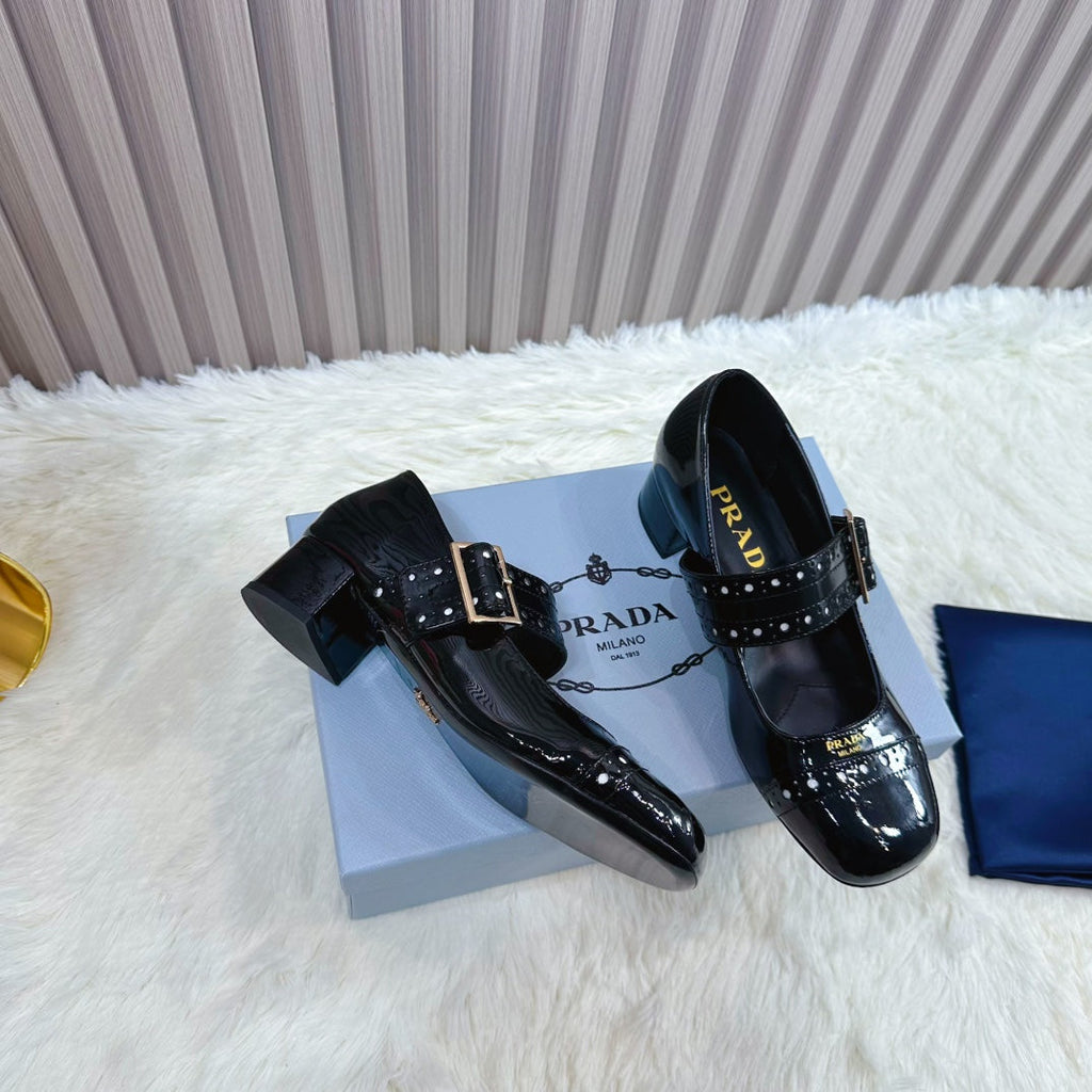 PRADA 26S ROUND TOE MARY JANE 40MM IN BLACK PATENT CALFSKIN WITH STUD DETAIL