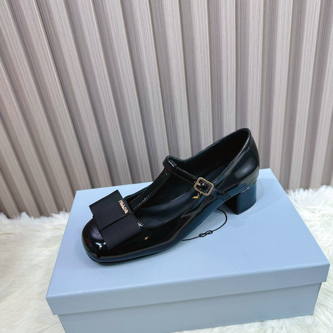PRADA 26S T-STRAP MARY JANE PUMPS 40MM IN BLACK PATENT CALFSKIN WITH BOW
