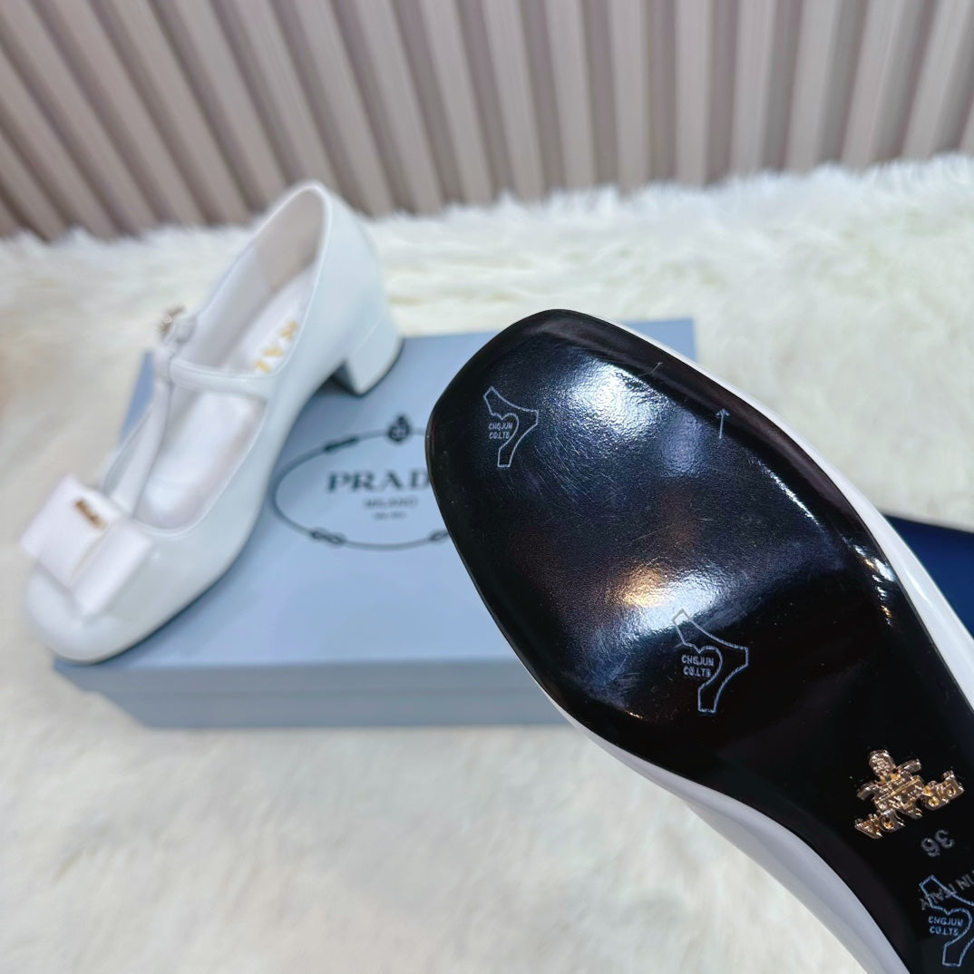 PRADA 26S T-STRAP MARY JANE PUMPS 40MM IN LIGHT BLUE PATENT CALFSKIN WITH BOW