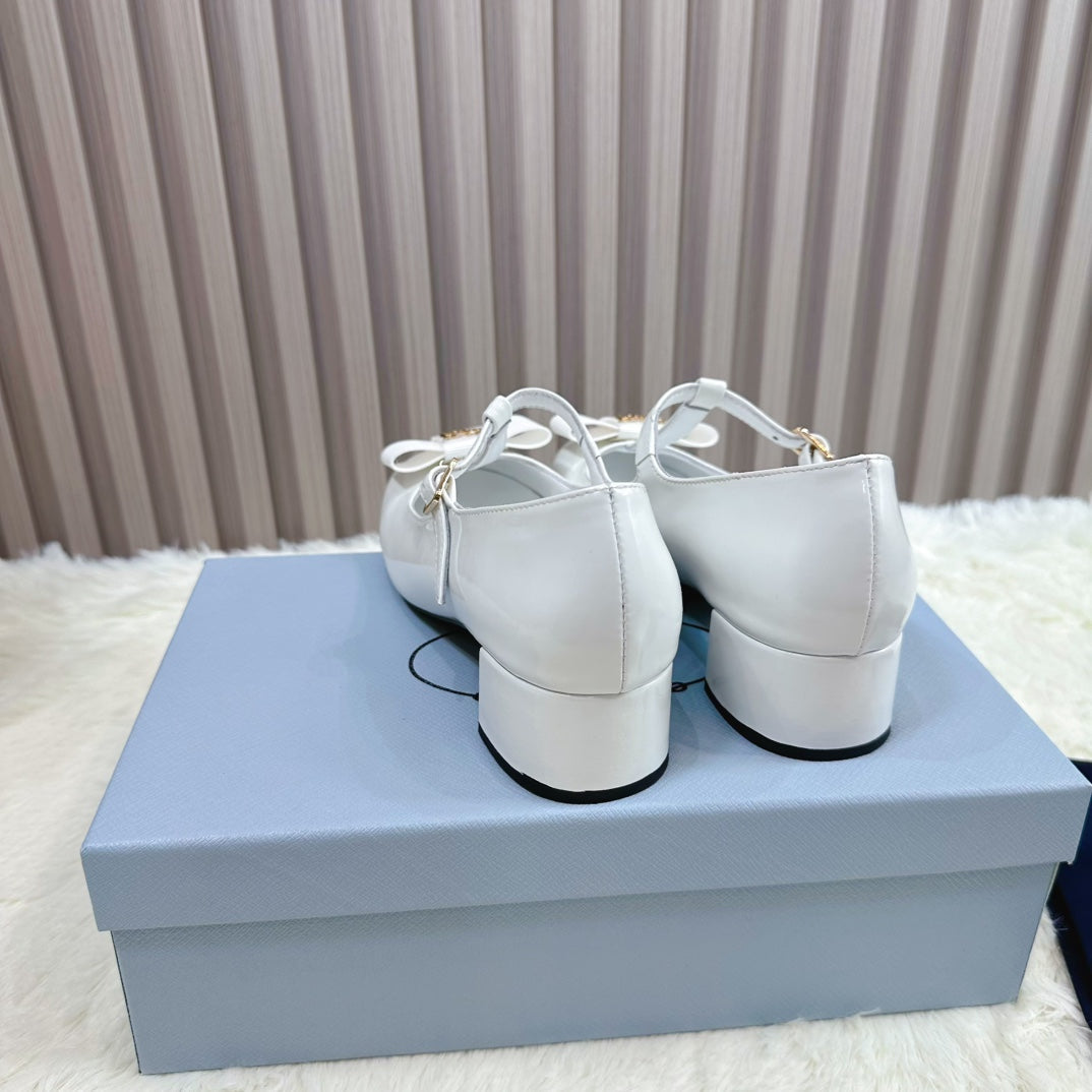 PRADA 26S T-STRAP MARY JANE PUMPS 40MM IN LIGHT BLUE PATENT CALFSKIN WITH BOW