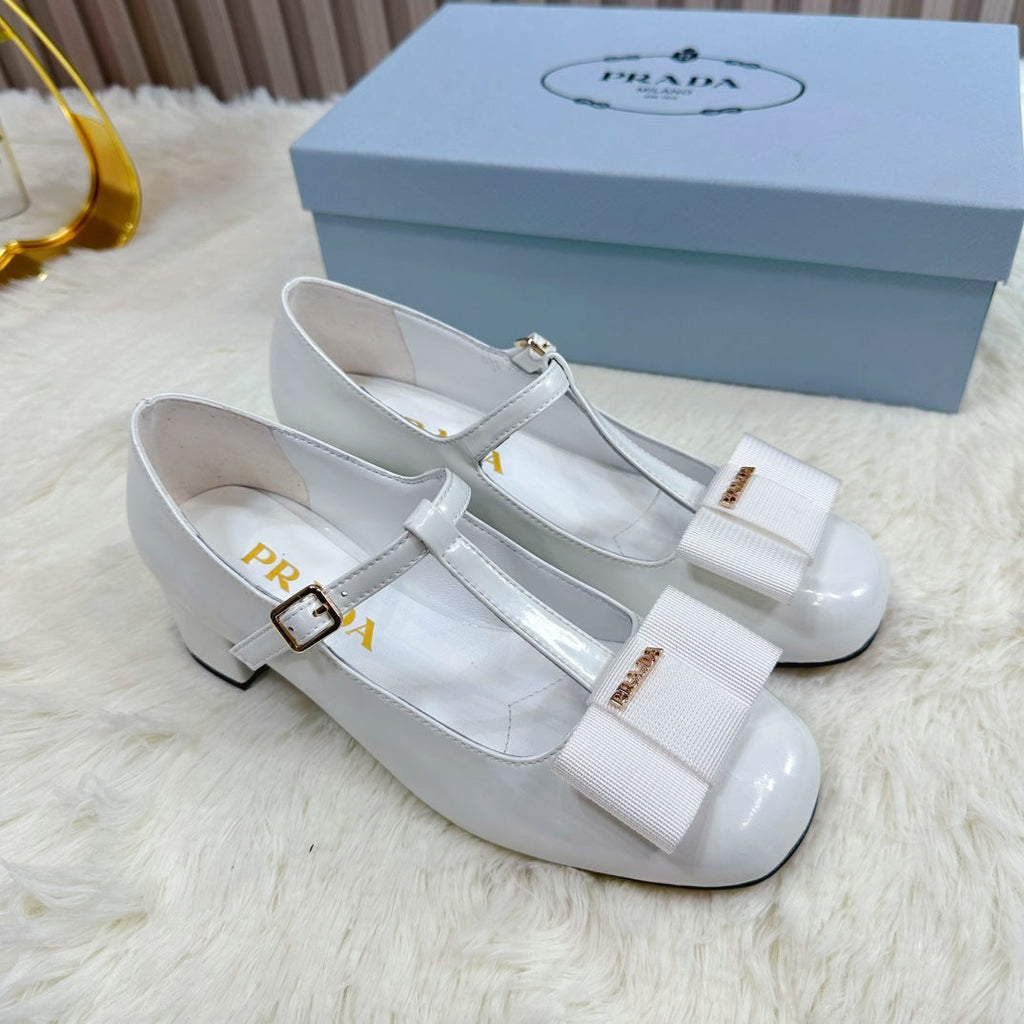 PRADA 26S T-STRAP MARY JANE PUMPS 40MM IN LIGHT BLUE PATENT CALFSKIN WITH BOW