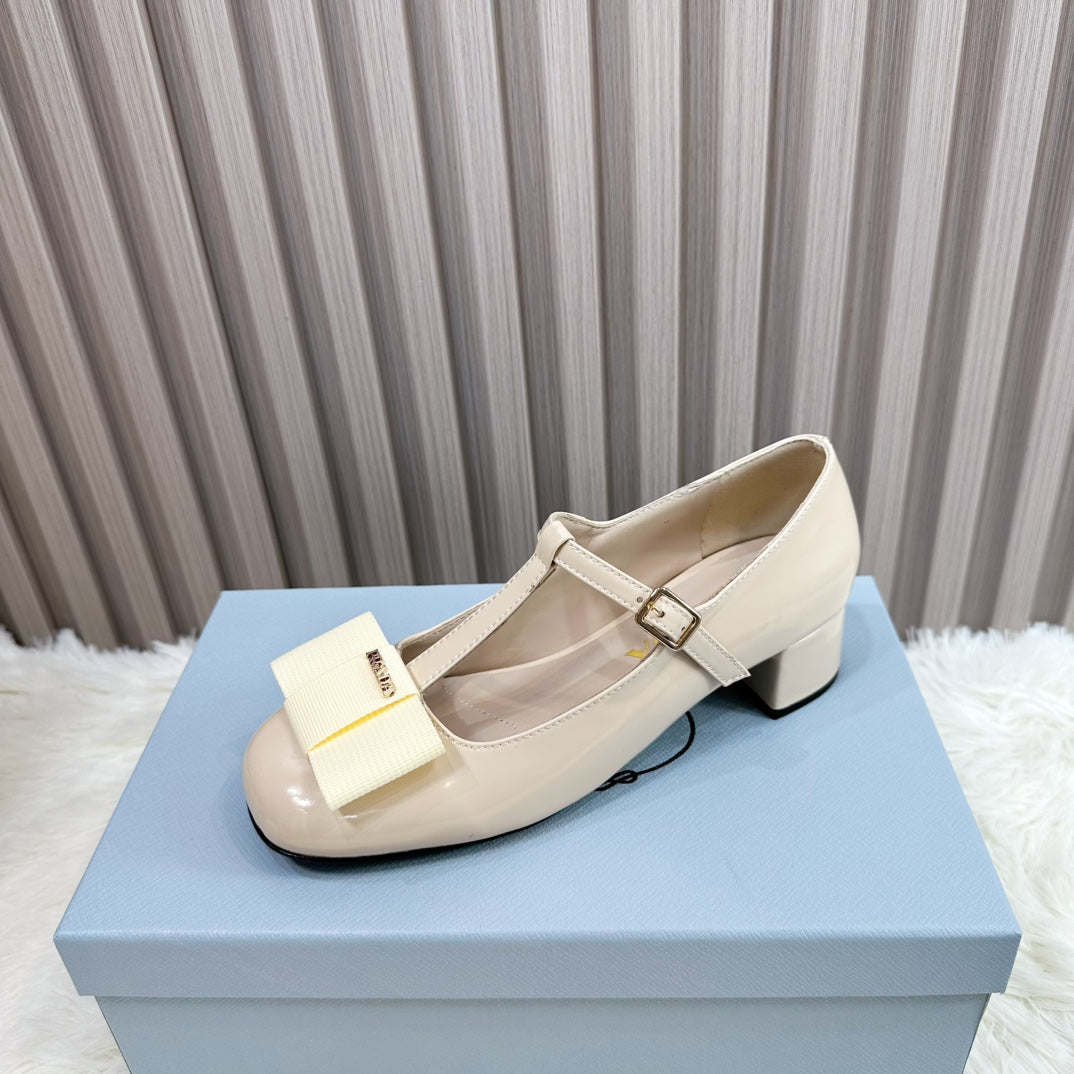 PRADA 26S T-STRAP MARY JANE PUMPS 40MM IN BEIGE PATENT CALFSKIN WITH BOW
