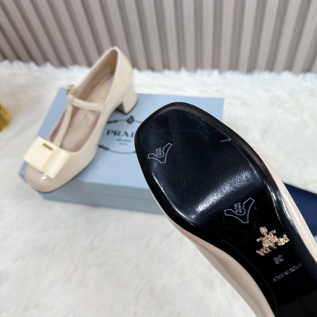 PRADA 26S T-STRAP MARY JANE PUMPS 40MM IN BEIGE PATENT CALFSKIN WITH BOW