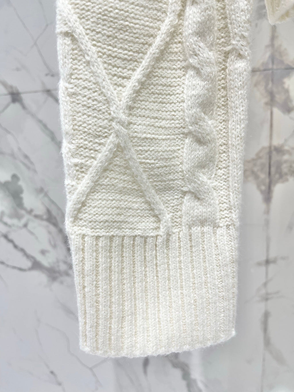CHANEL 26S LONG-SLEEVE CREWNECK SWEATER 667