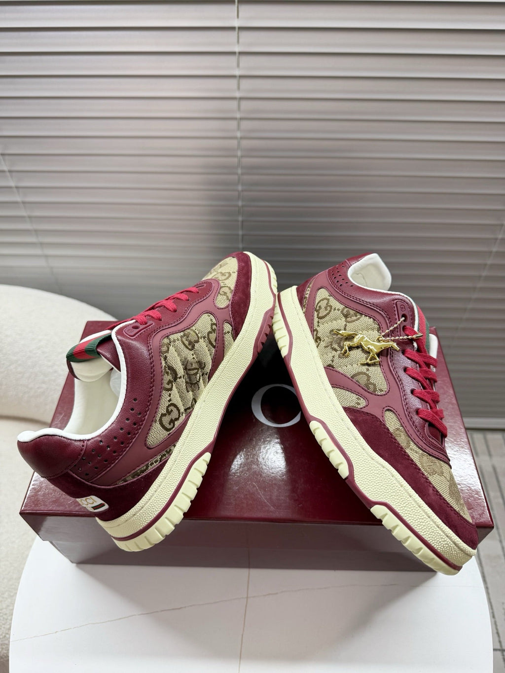 GUCCI 26S MAC80 SNEAKER IN BEIGE CANVAS AND DARK RED LEATHER
