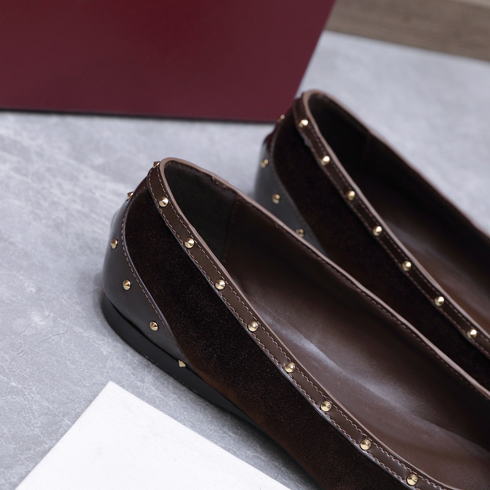 GUCCI 26S SAVOY BALLERINA FLATS IN DARK BROWN VELVET AND CALFSKIN WITH STUDDED TRIM