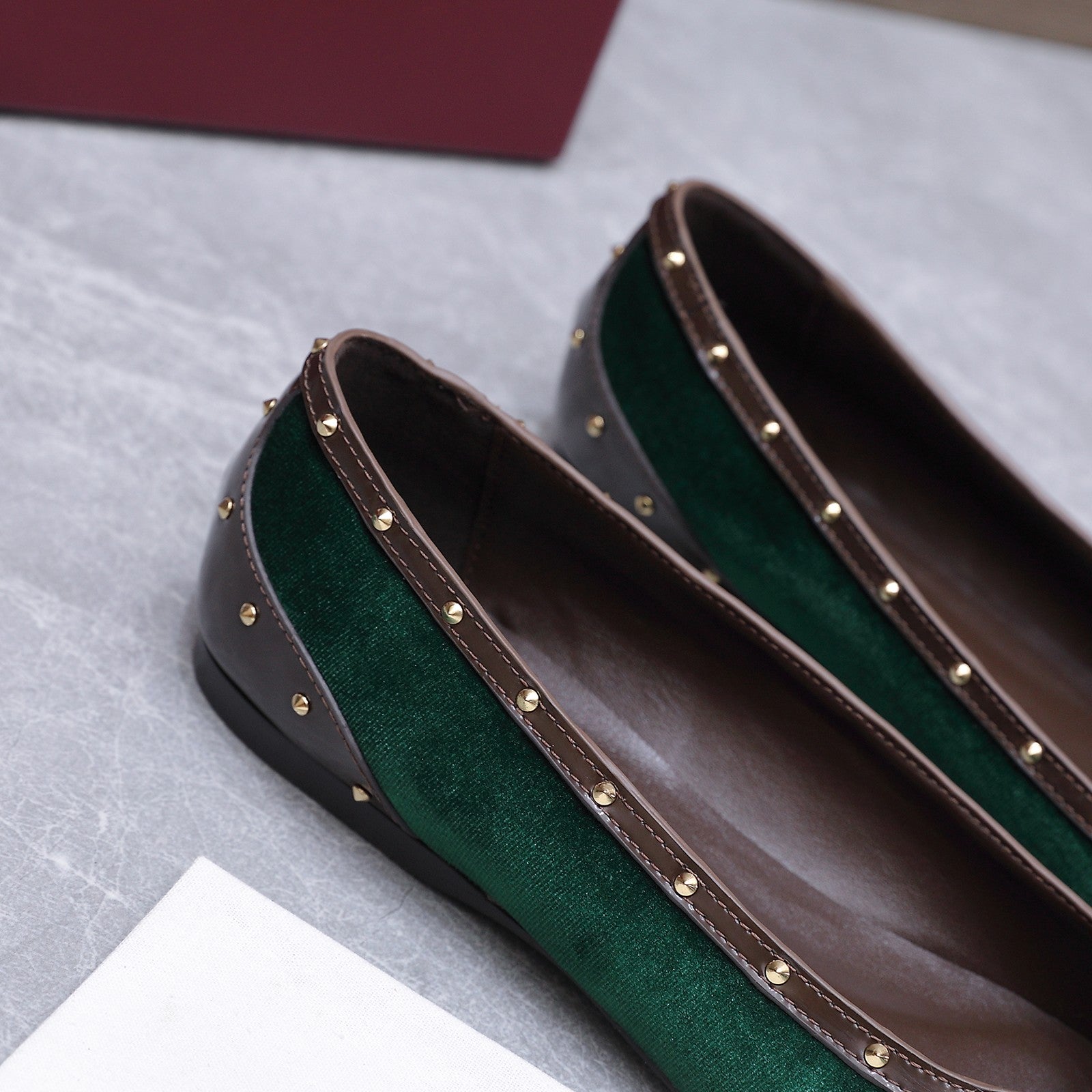 GUCCI 26S SAVOY BALLERINA FLATS IN EMERALD GREEN VELVET AND CALFSKIN WITH STUDDED TRIM
