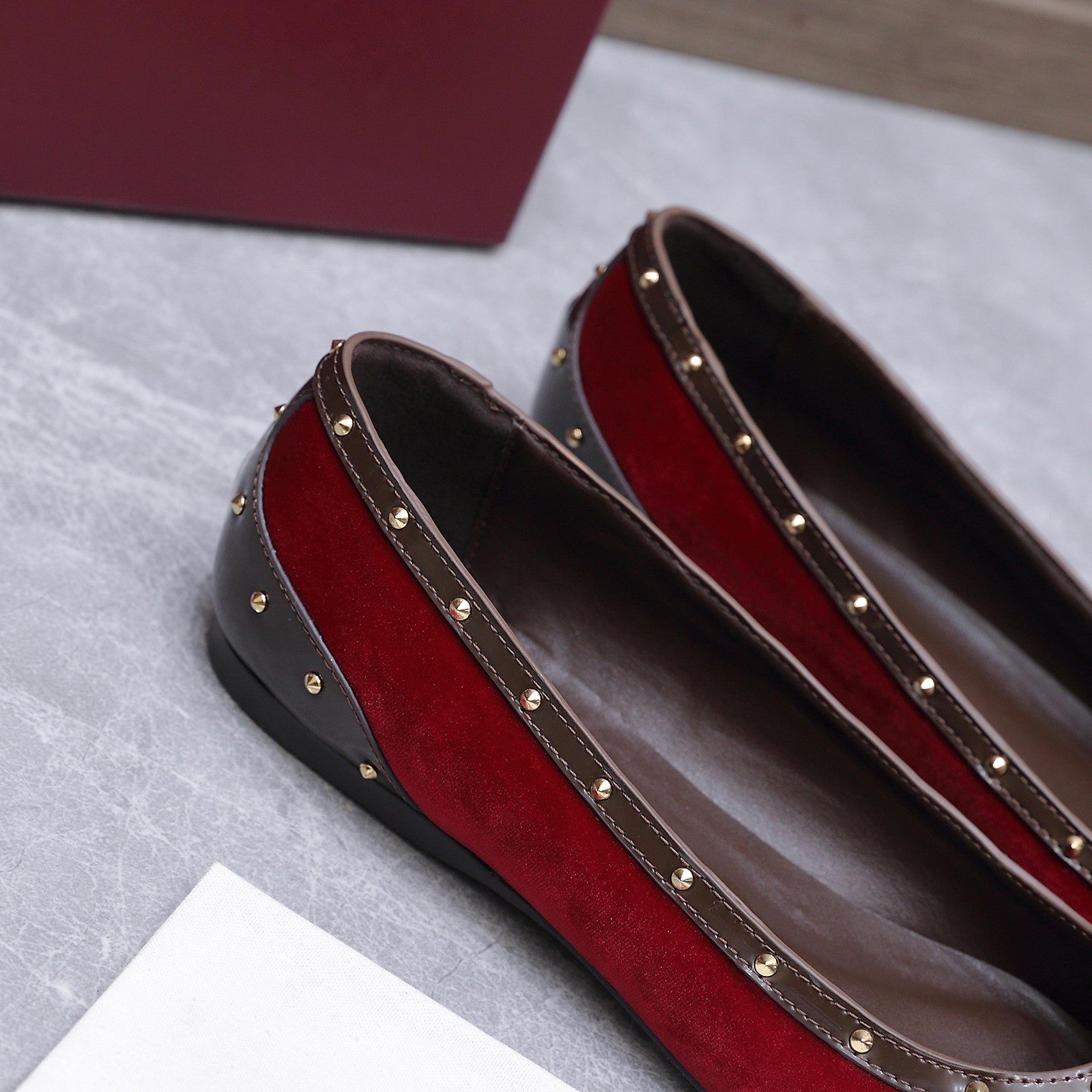 GUCCI 26S SAVOY BALLERINA FLATS IN CRIMSON RED VELVET AND CALFSKIN WITH STUDDED TRIM