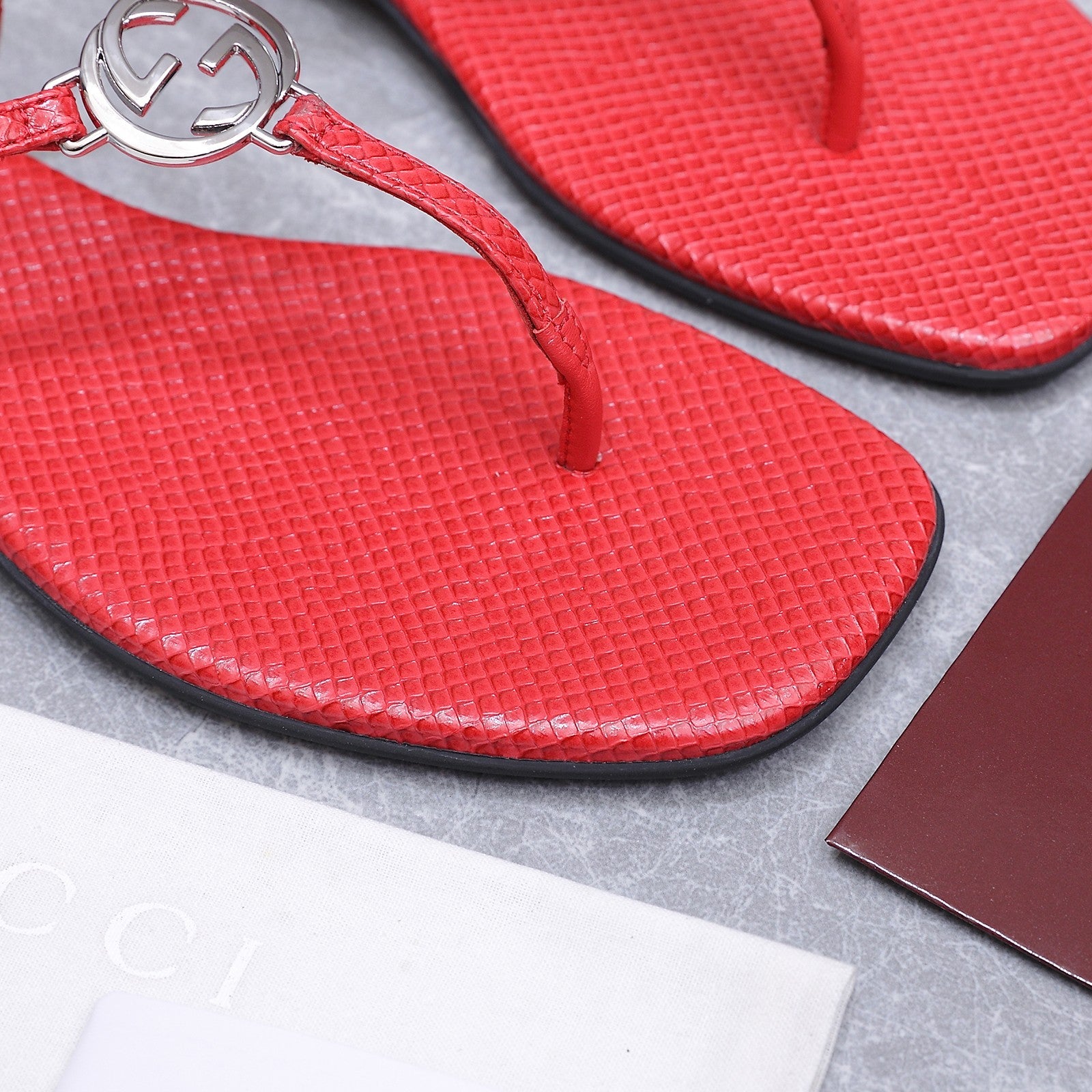 GUCCI 26S INTERLOCKING G THONG SANDALS IN CORAL RED LIZARD EMBOSSED CALFSKIN