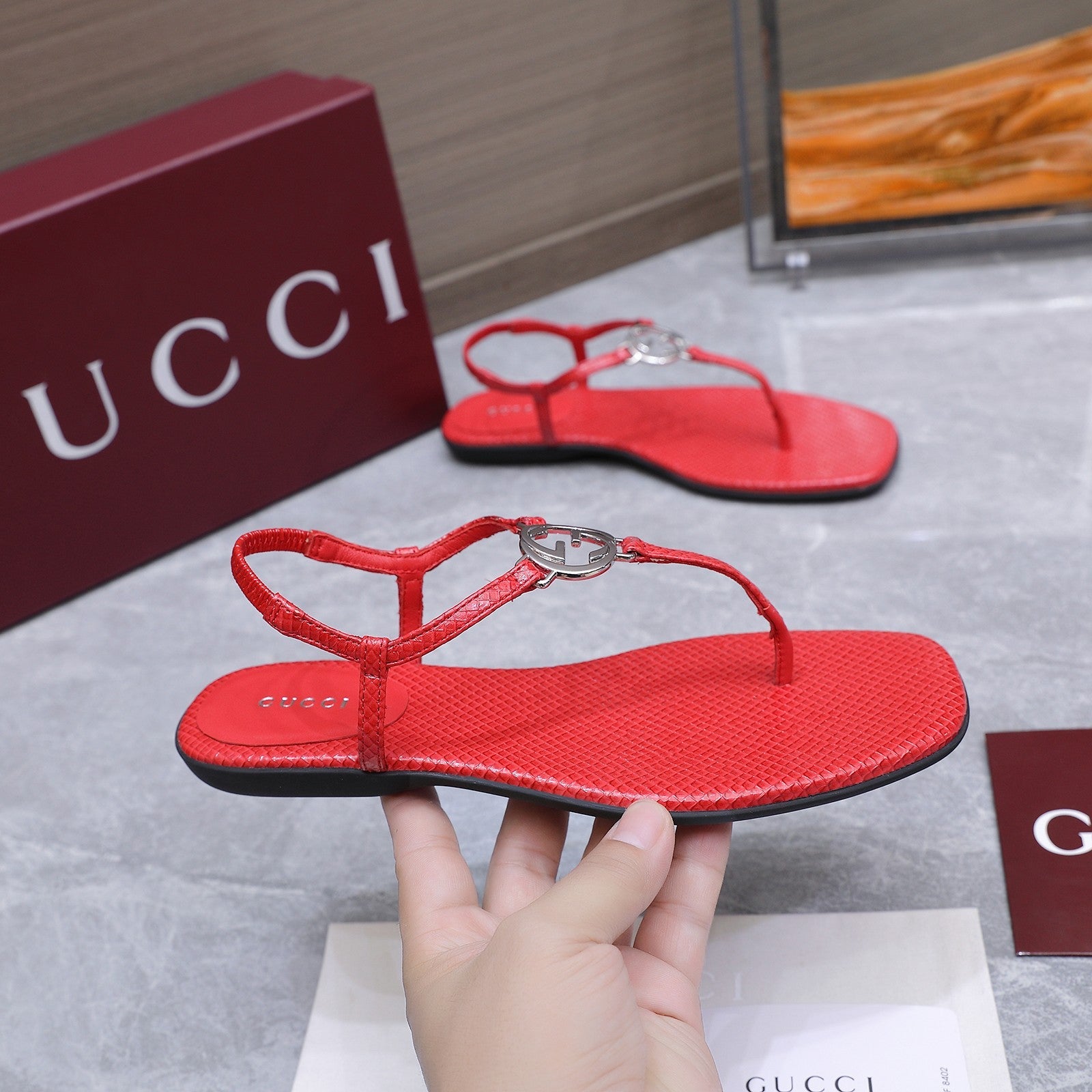 GUCCI 26S INTERLOCKING G THONG SANDALS IN CORAL RED LIZARD EMBOSSED CALFSKIN