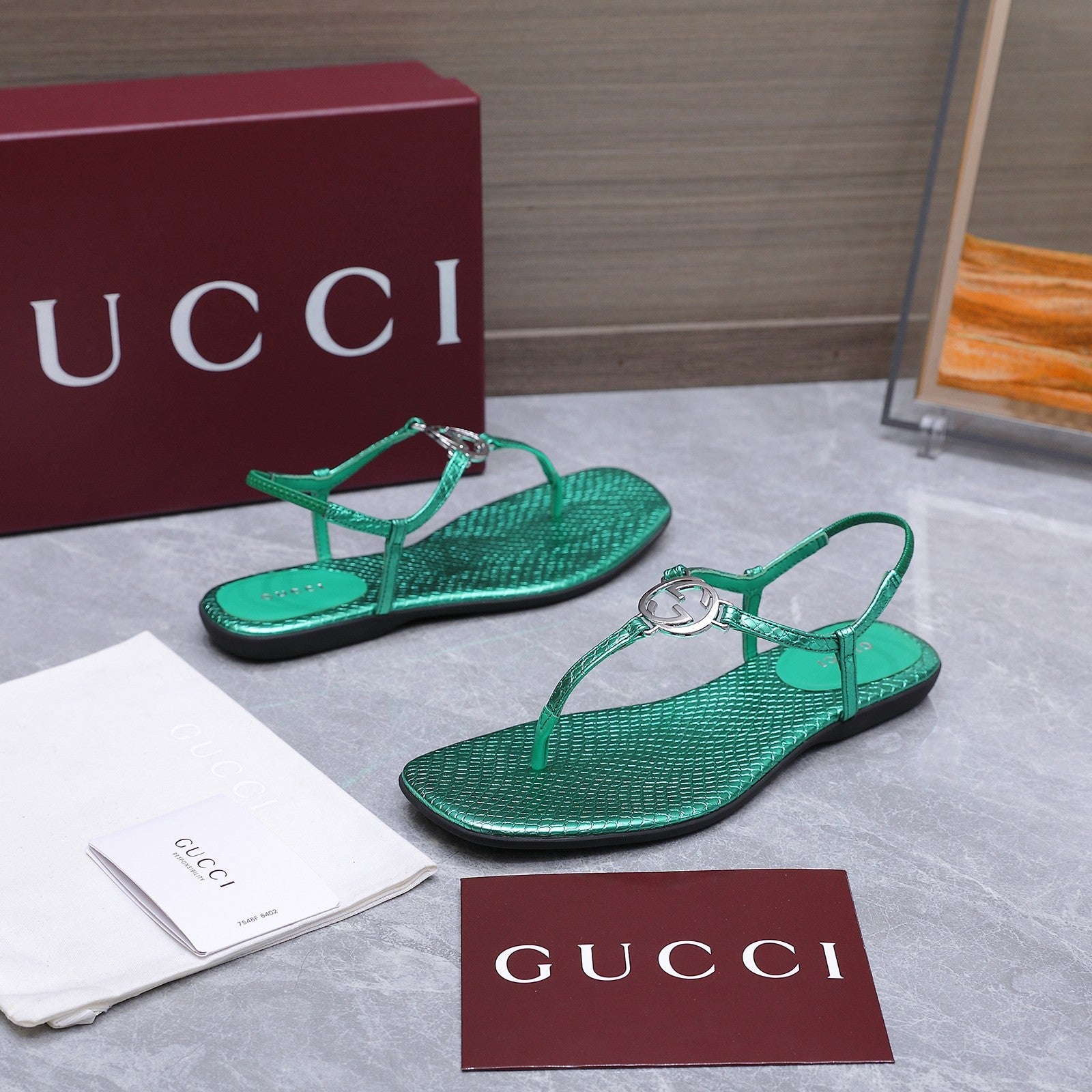 GUCCI 26S INTERLOCKING G THONG SANDALS IN EMERALD GREEN LIZARD EMBOSSED CALFSKIN