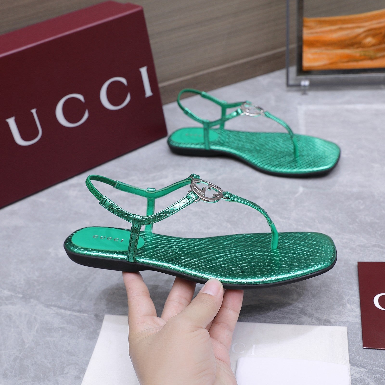GUCCI 26S INTERLOCKING G THONG SANDALS IN EMERALD GREEN LIZARD EMBOSSED CALFSKIN