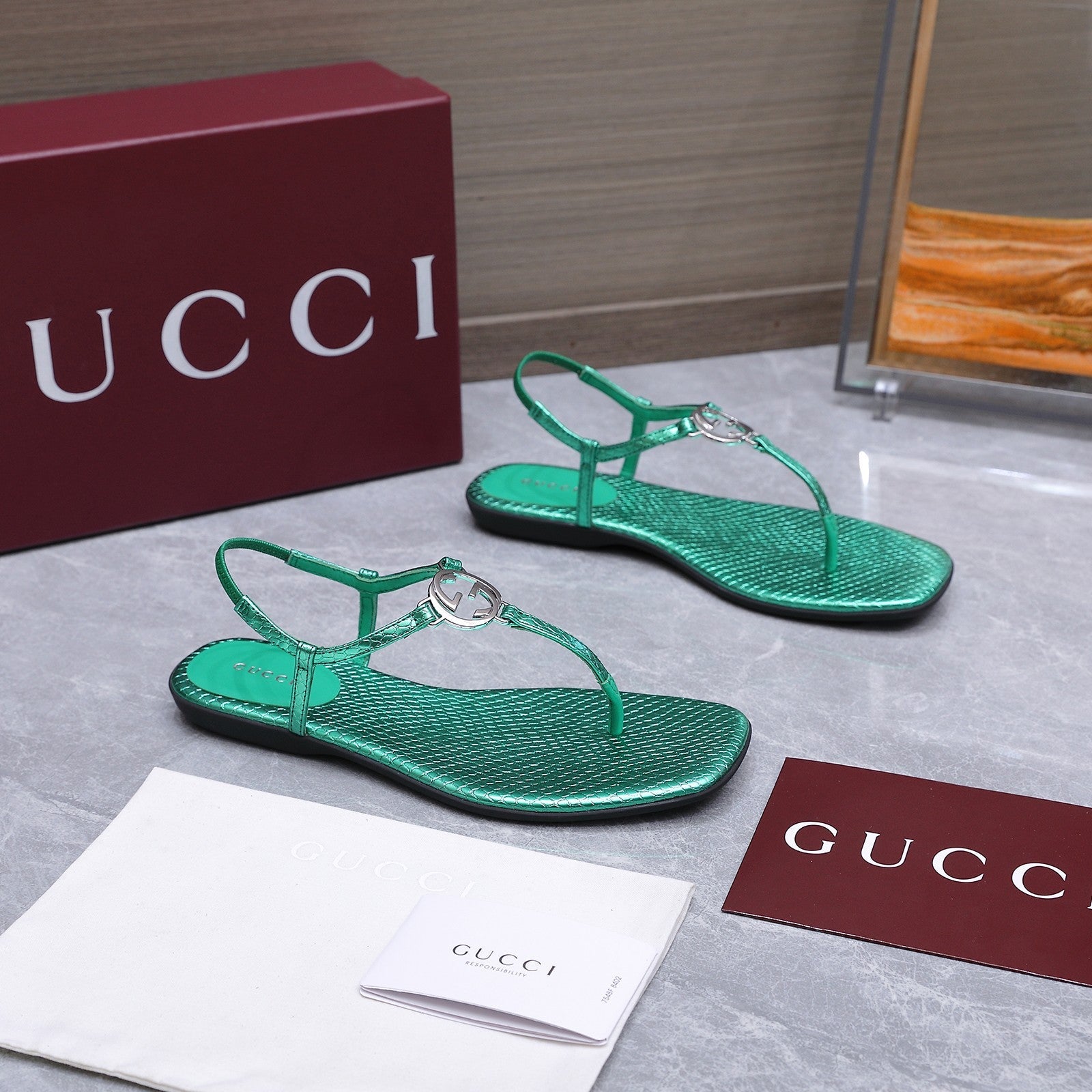 GUCCI 26S INTERLOCKING G THONG SANDALS IN EMERALD GREEN LIZARD EMBOSSED CALFSKIN