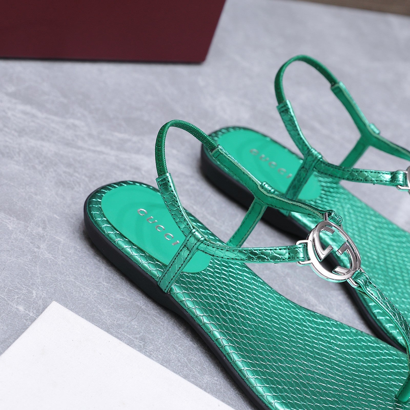 GUCCI 26S INTERLOCKING G THONG SANDALS IN EMERALD GREEN LIZARD EMBOSSED CALFSKIN