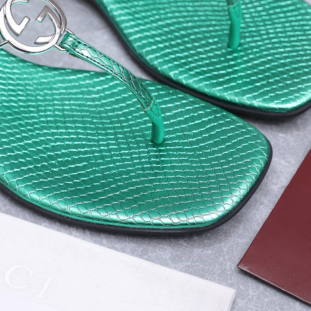 GUCCI 26S INTERLOCKING G THONG SANDALS IN EMERALD GREEN LIZARD EMBOSSED CALFSKIN