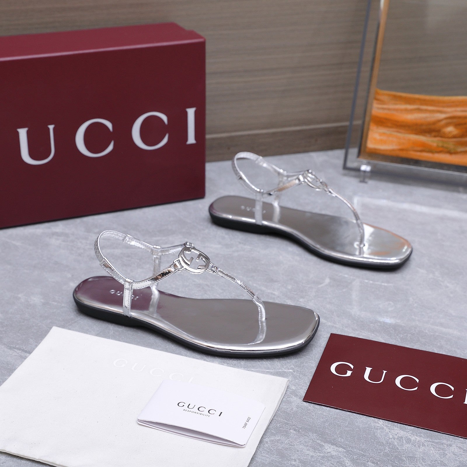 GUCCI 26S INTERLOCKING G THONG SANDALS IN SILVER CALFSKIN