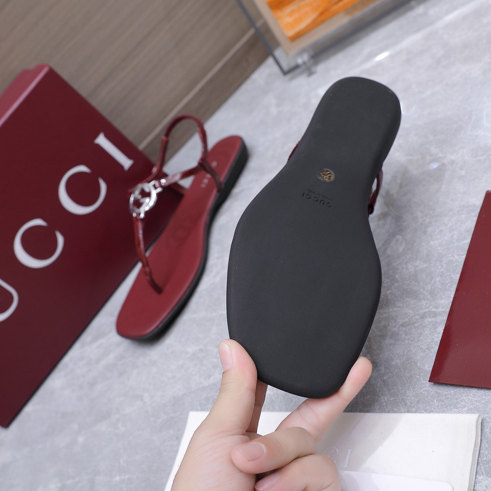 GUCCI 26S INTERLOCKING G THONG SANDALS IN BURGUNDY RED CALFSKIN