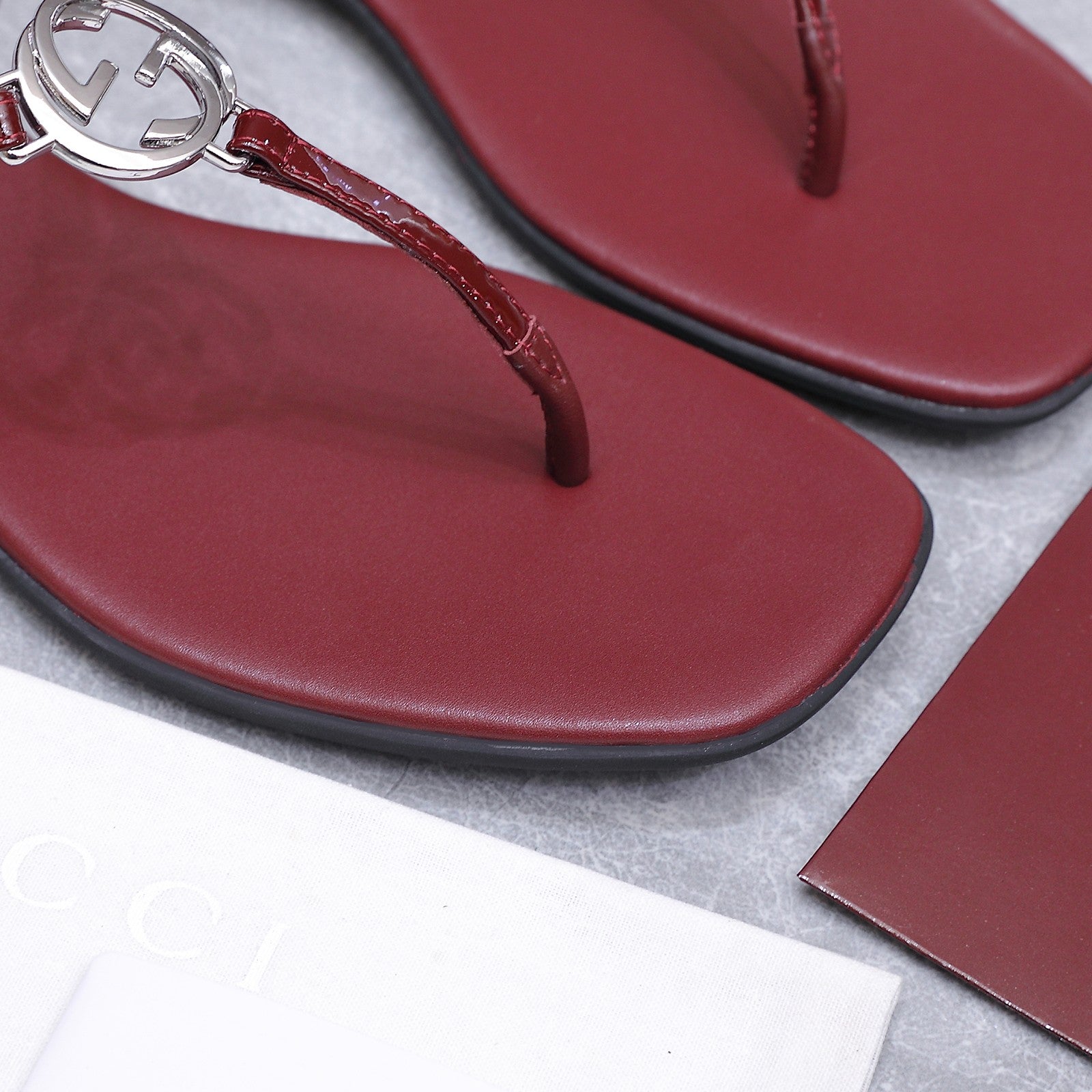 GUCCI 26S INTERLOCKING G THONG SANDALS IN BURGUNDY RED CALFSKIN