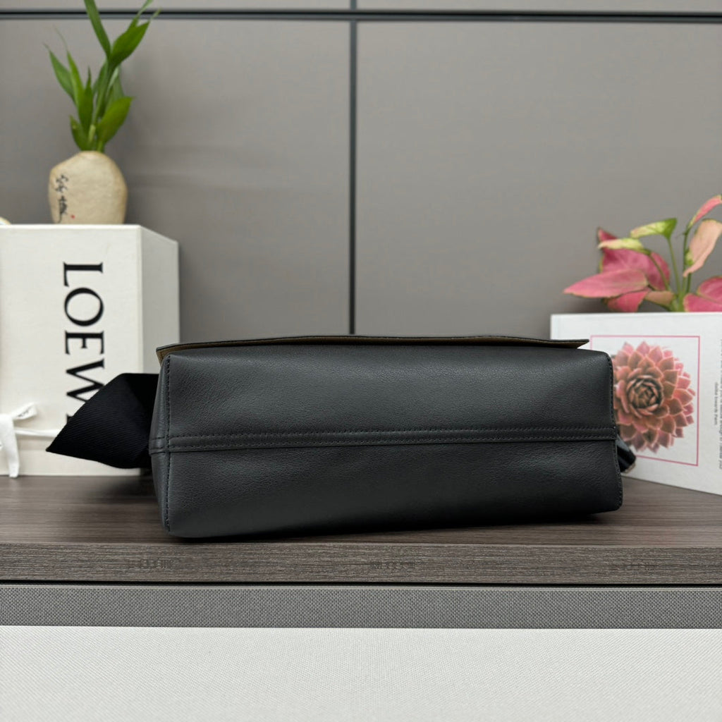 LOEWE 26S FLAMENCO SATCHE 20 IN BLACK CALFSKIN