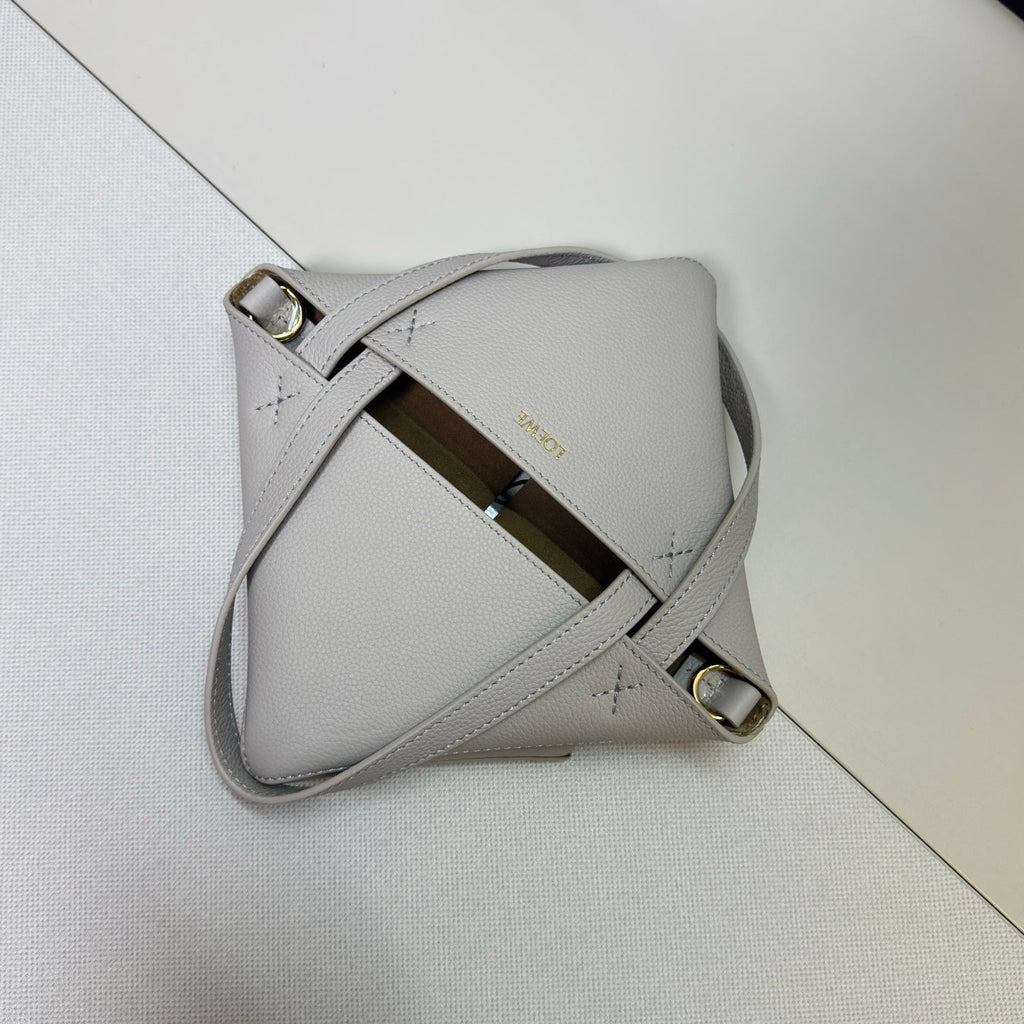 LOEWE 26S PUZZLE FOLD TOTE 17 IN LIGHT GREY CALFSKIN