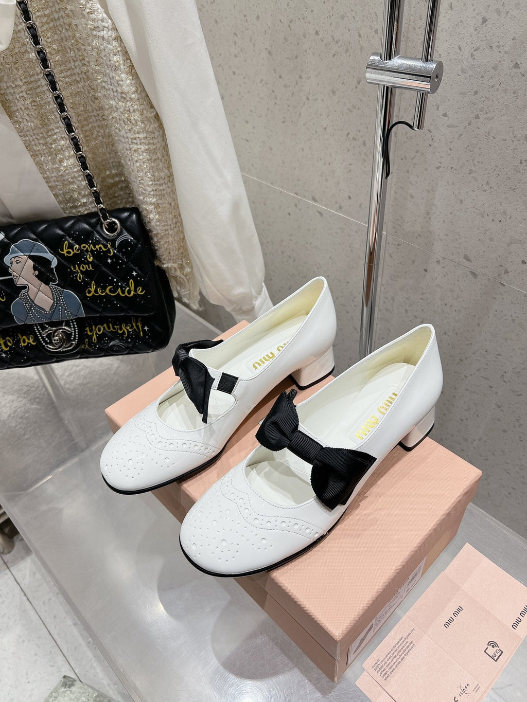 MARY JANE MID HEEL PUMPS IN WHITE PATENT LAMBSKIN WITH BOW