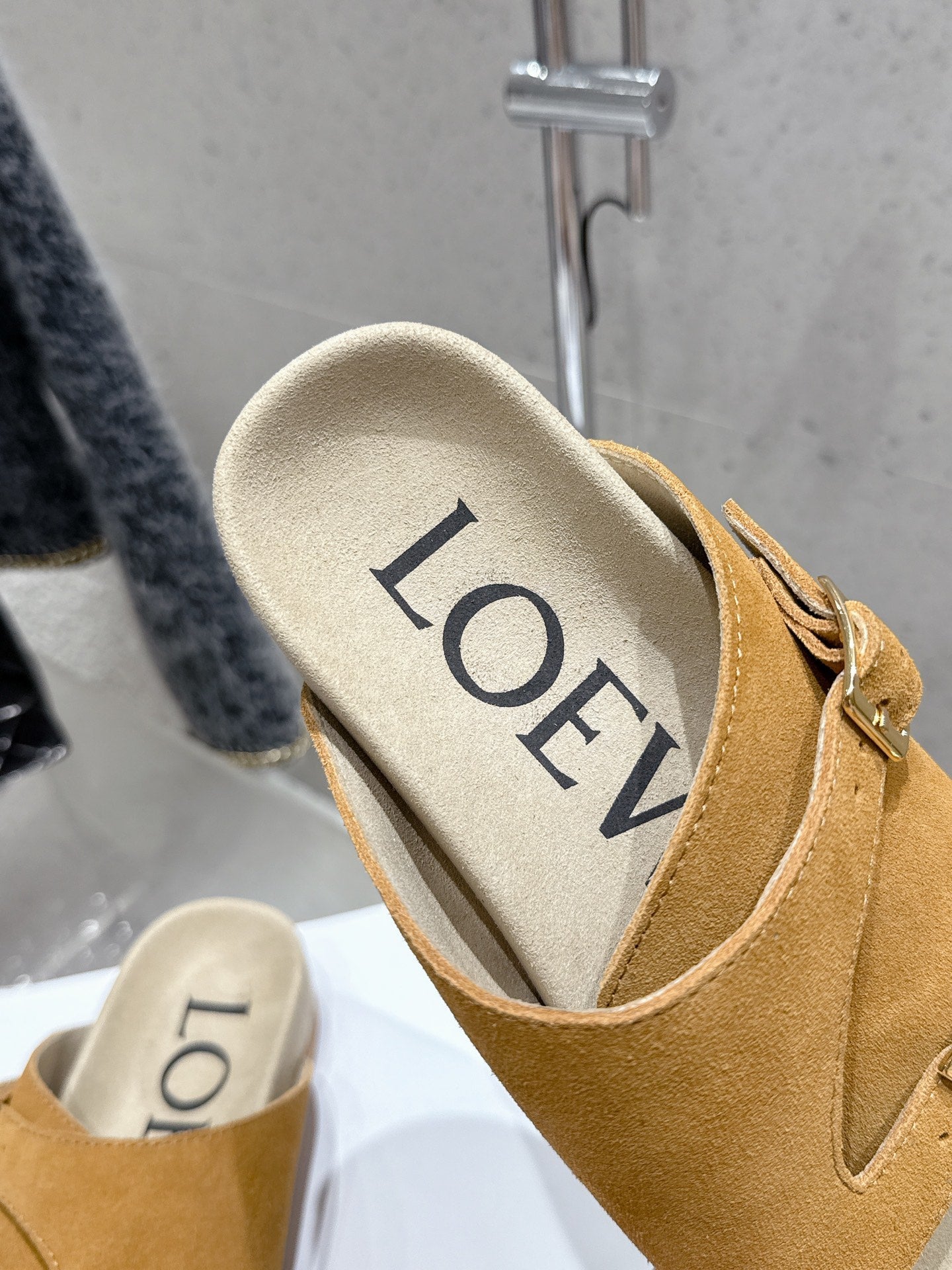 LOEWE 26S EASE SLIDE IN CAMEL BROWN SUEDE