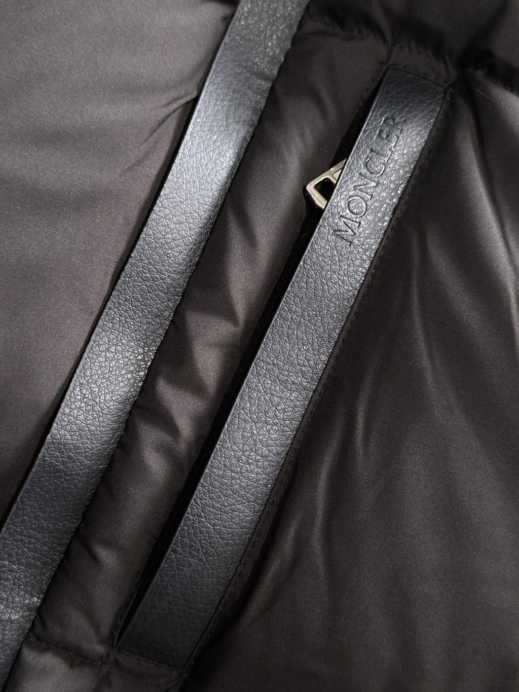 MONCLER PUFFER JACKET IN BLACK 264575