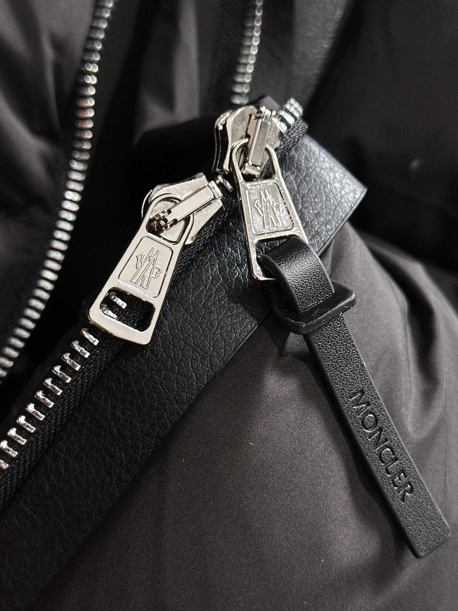 MONCLER PUFFER JACKET IN BLACK 264575