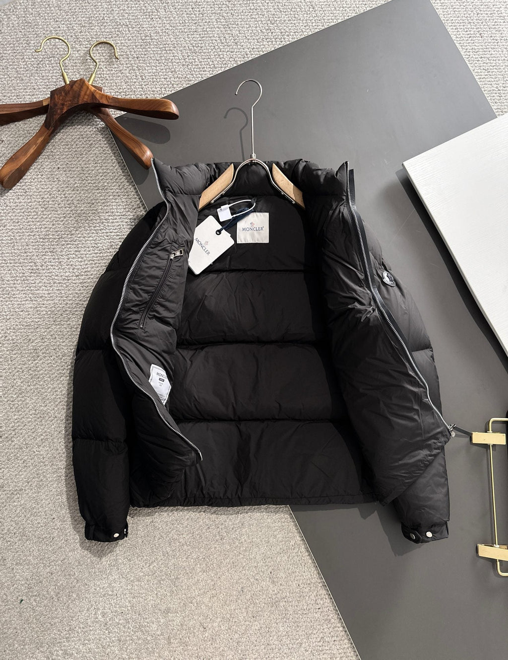 MONCLER PUFFER JACKET IN BLACK 264575