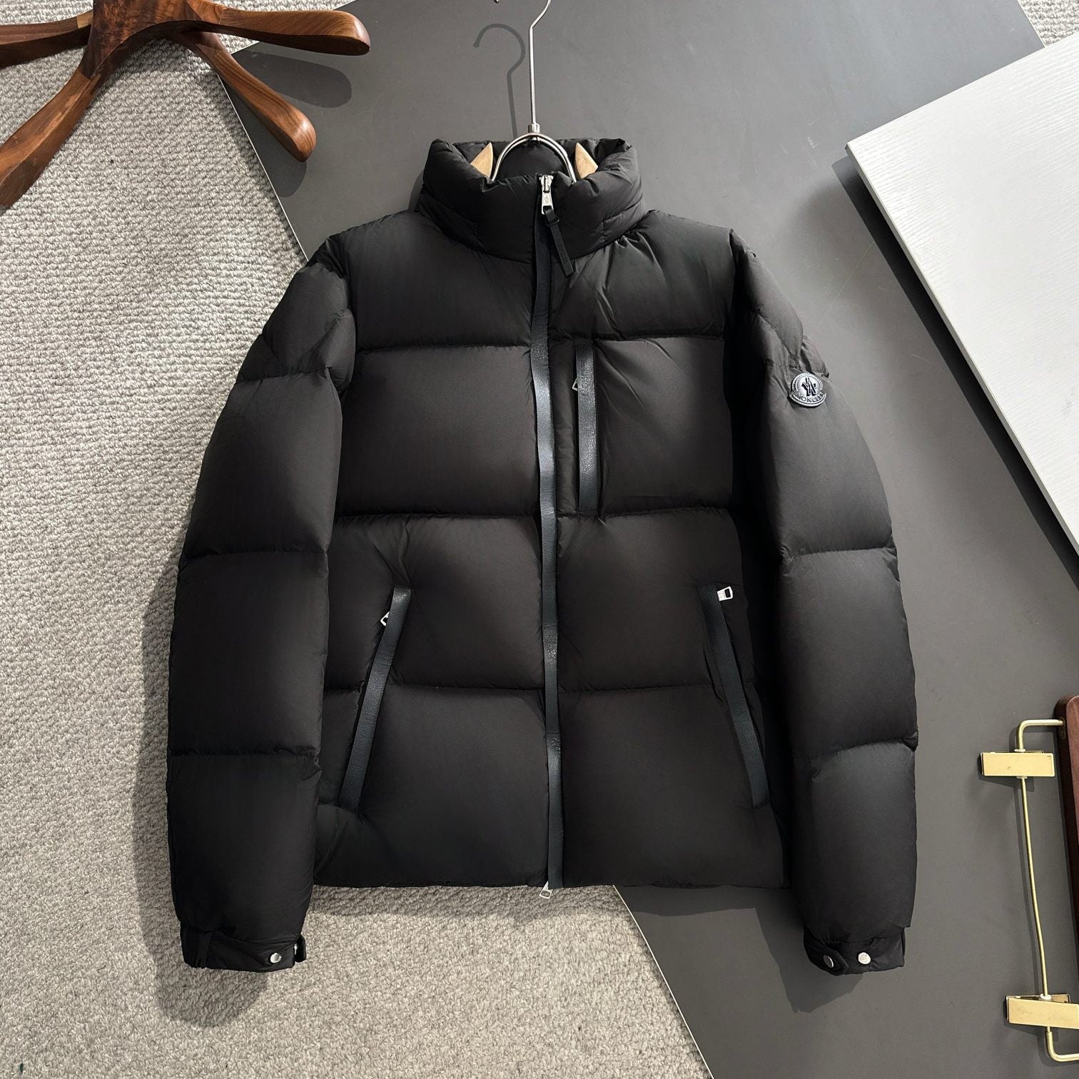 MONCLER PUFFER JACKET IN BLACK 264575