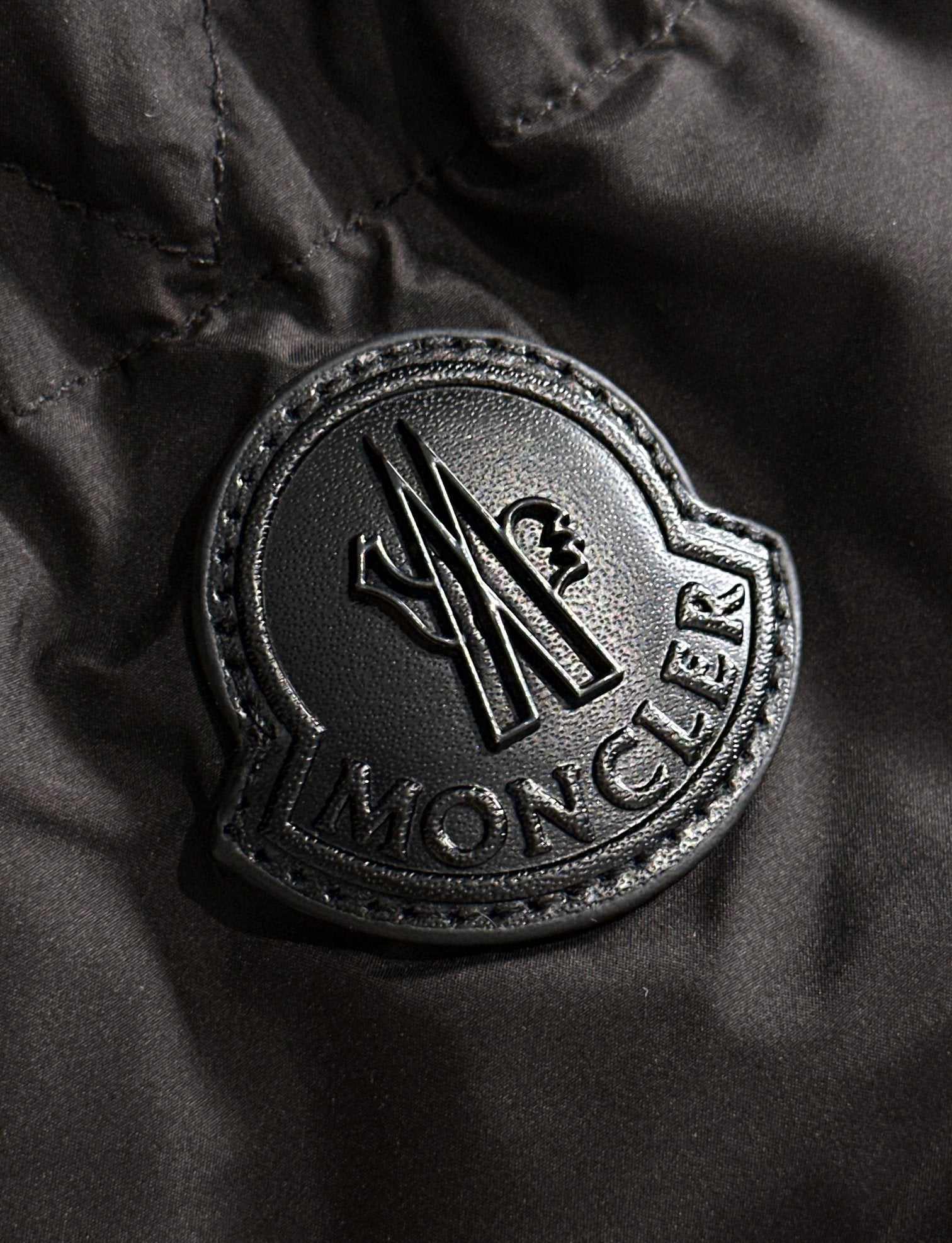 MONCLER PUFFER JACKET IN BLACK 264575