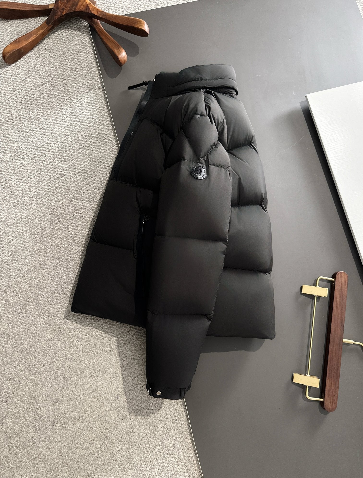 MONCLER PUFFER JACKET IN BLACK 264575