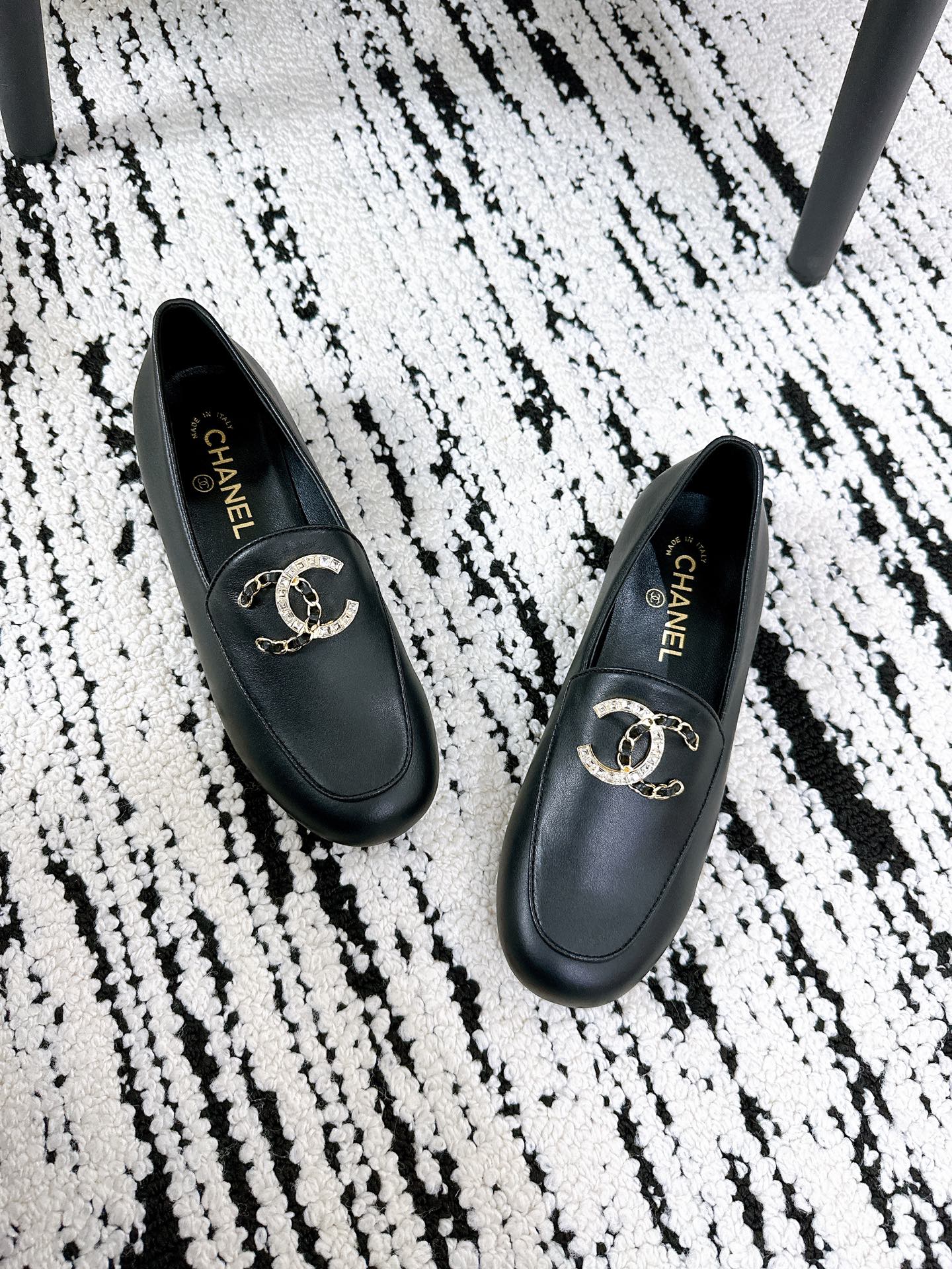 LOAFERS IN BLACK CALFSKIN HARDWARE WITH ROCK MIX CHAIN