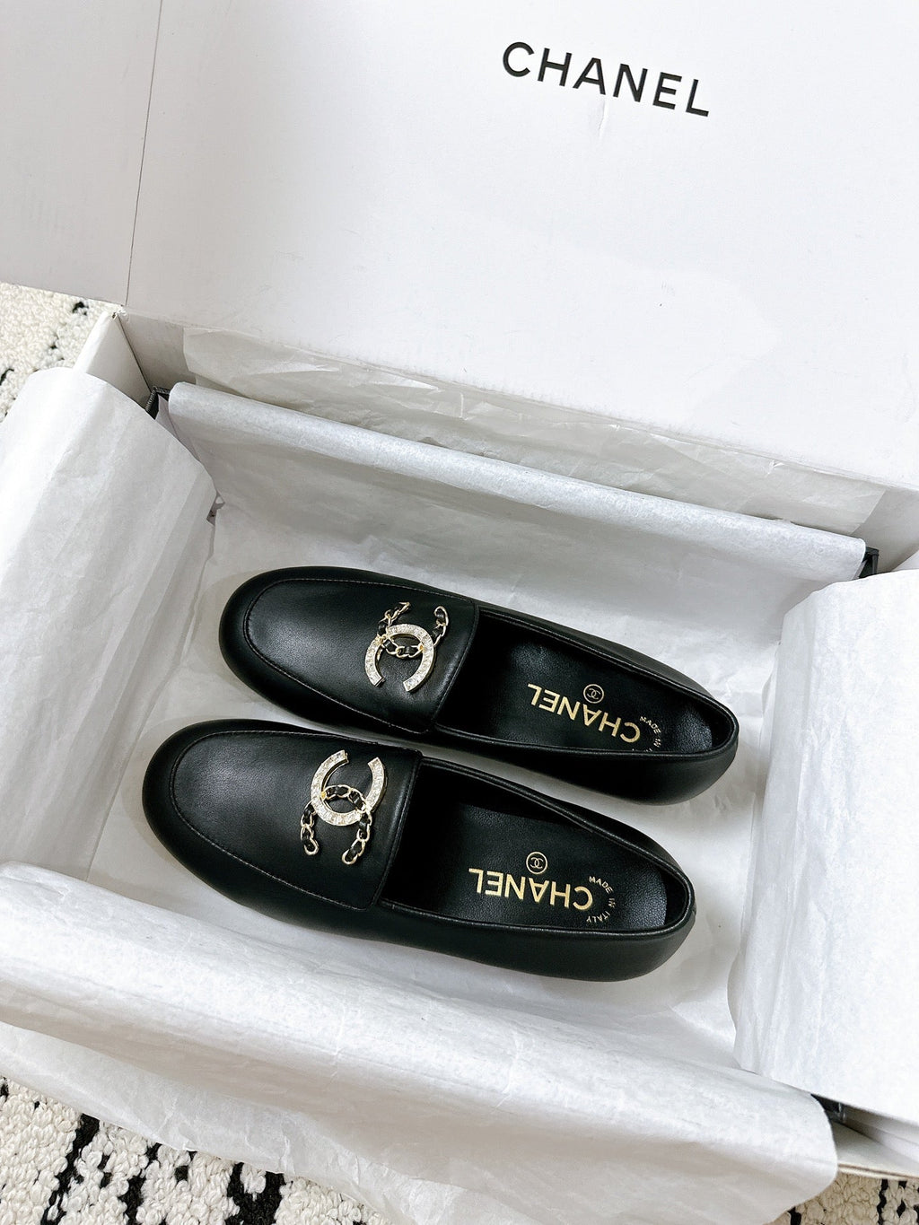 LOAFERS IN BLACK CALFSKIN HARDWARE WITH ROCK MIX CHAIN