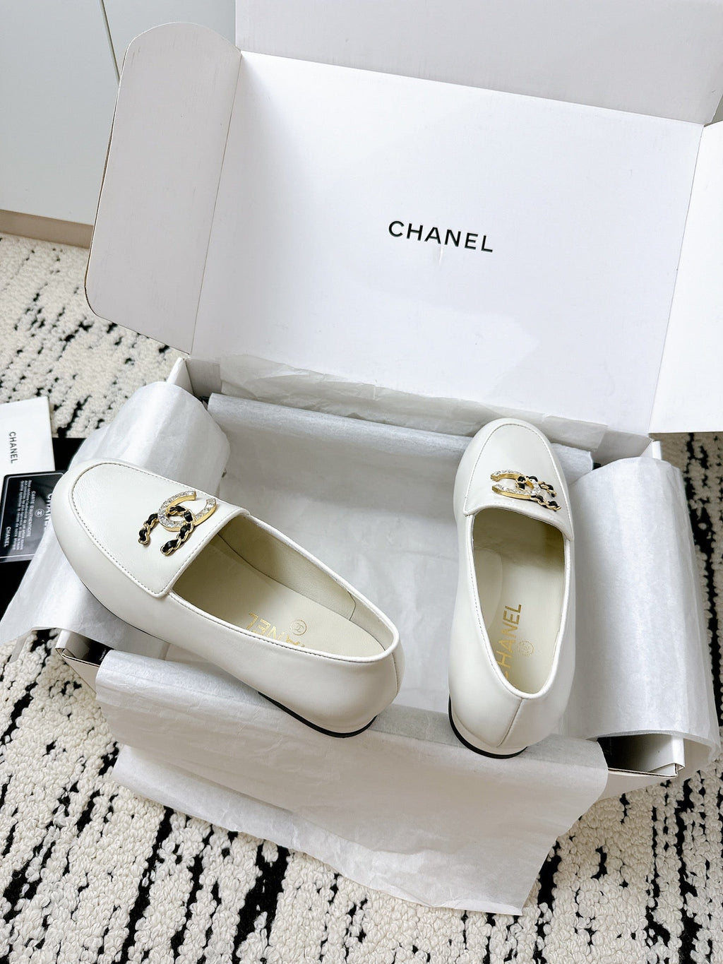 LOAFERS IN WHITE CALFSKIN HARDWARE WITH ROCK MIX CHAIN