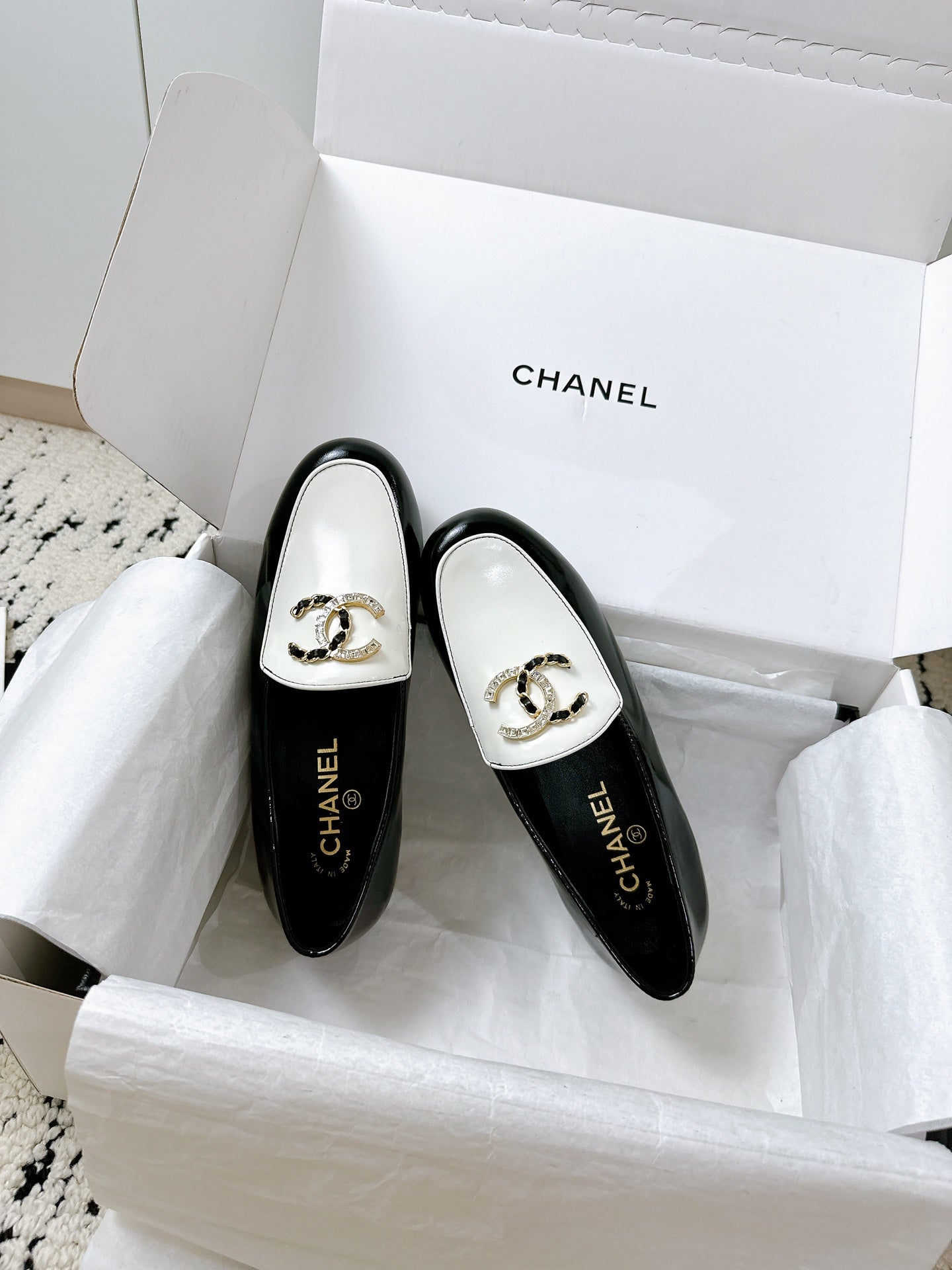 LOAFERS IN WHITE AND BLACK CALFSKIN HARDWARE WITH ROCK MIX CHAIN