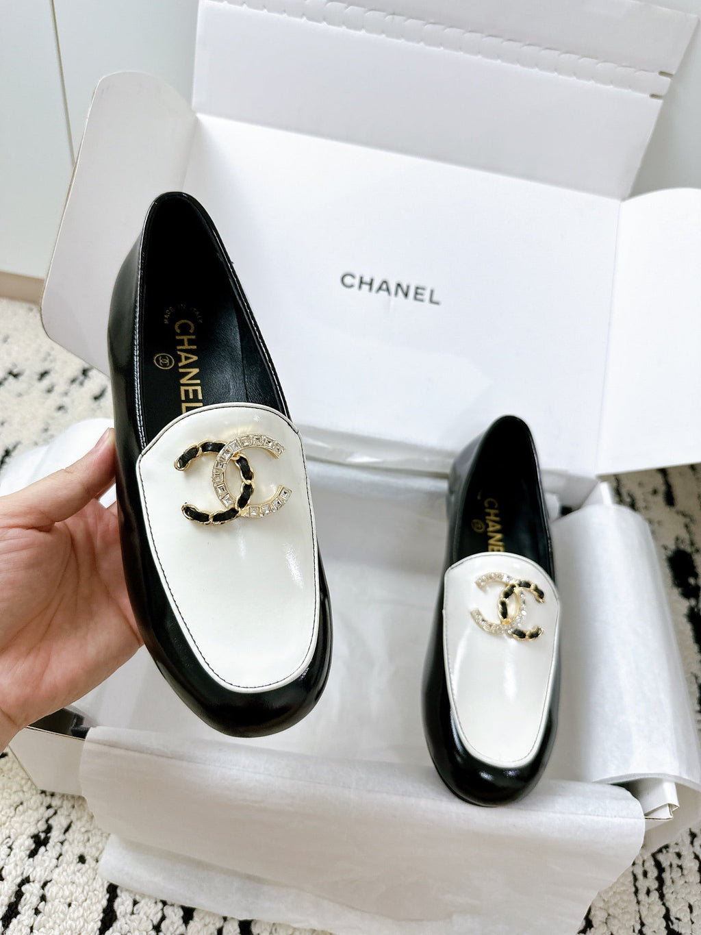 LOAFERS IN WHITE AND BLACK CALFSKIN HARDWARE WITH ROCK MIX CHAIN