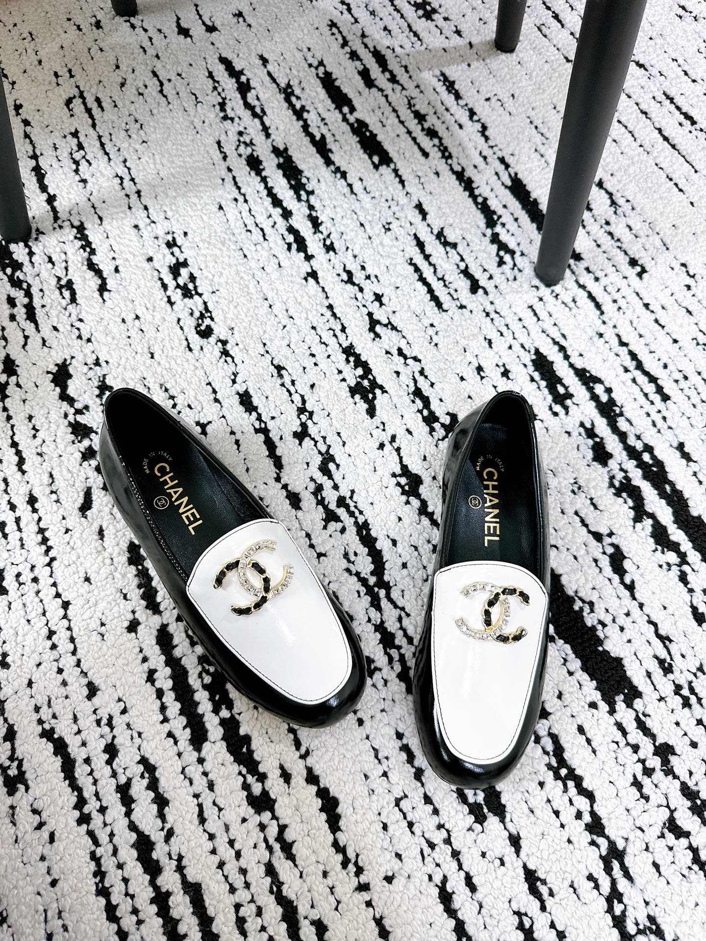 LOAFERS IN WHITE AND BLACK CALFSKIN HARDWARE WITH ROCK MIX CHAIN